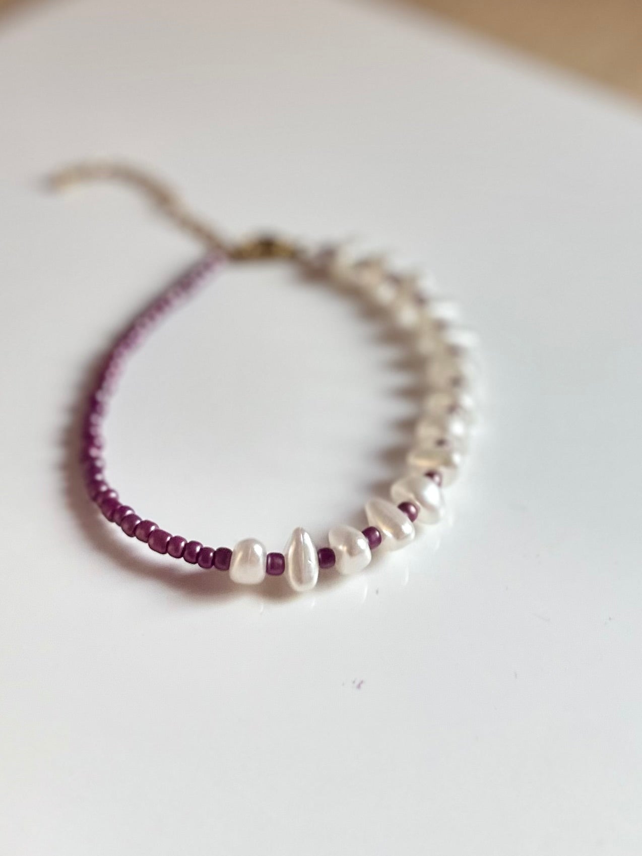 Pulseras de piedras blancas perladas y abalorios.