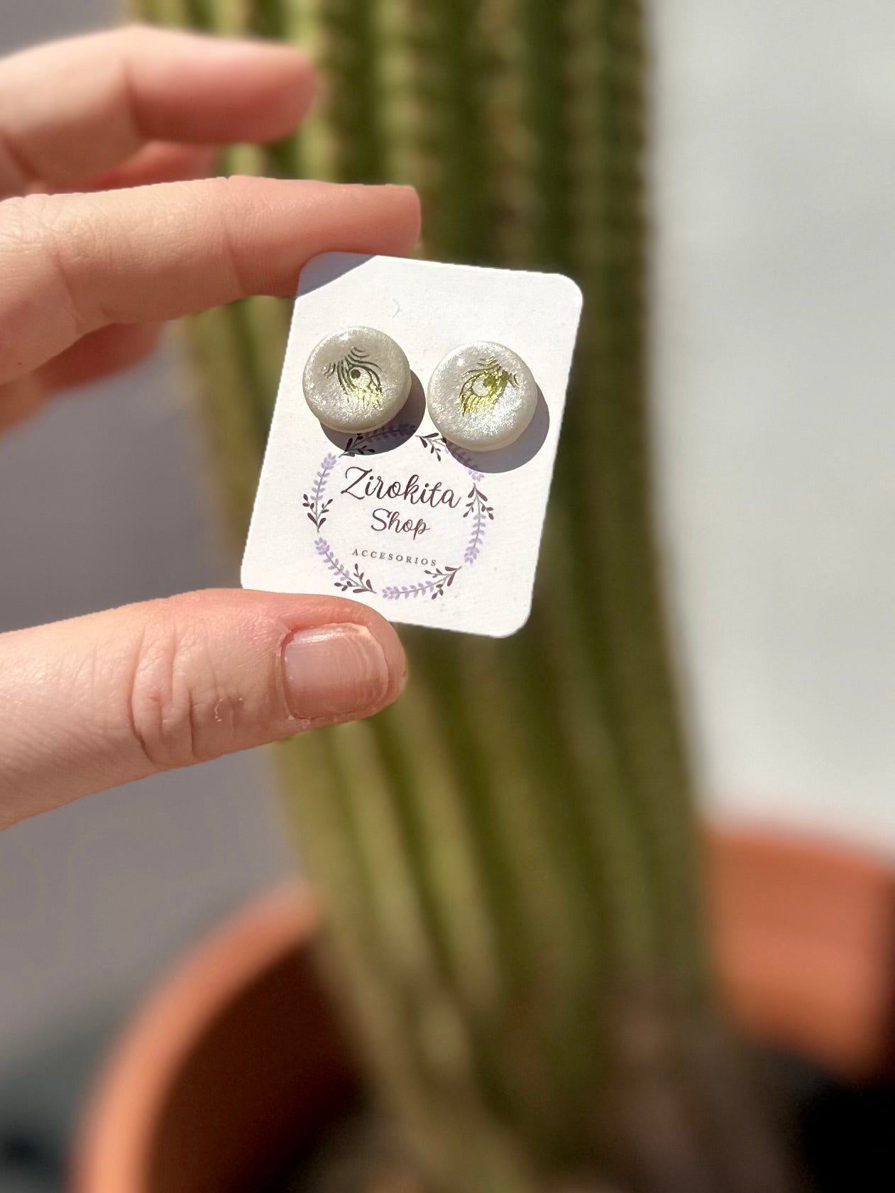 Pendientes pequeños brillantes con diseño en dorado