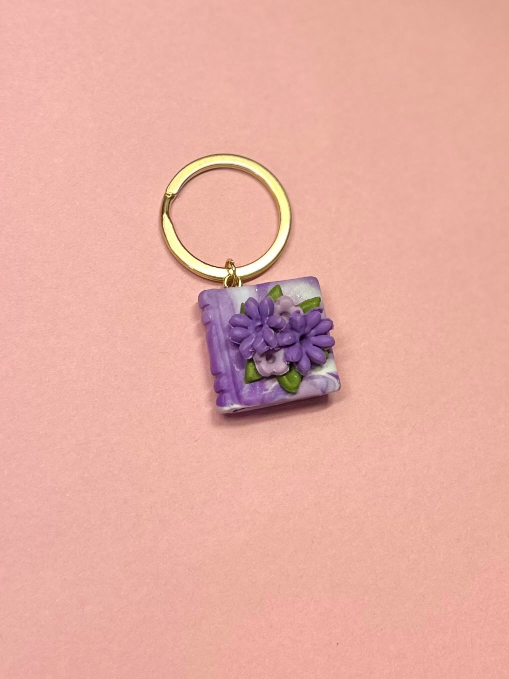 Llavero de libro lila y flores lilas