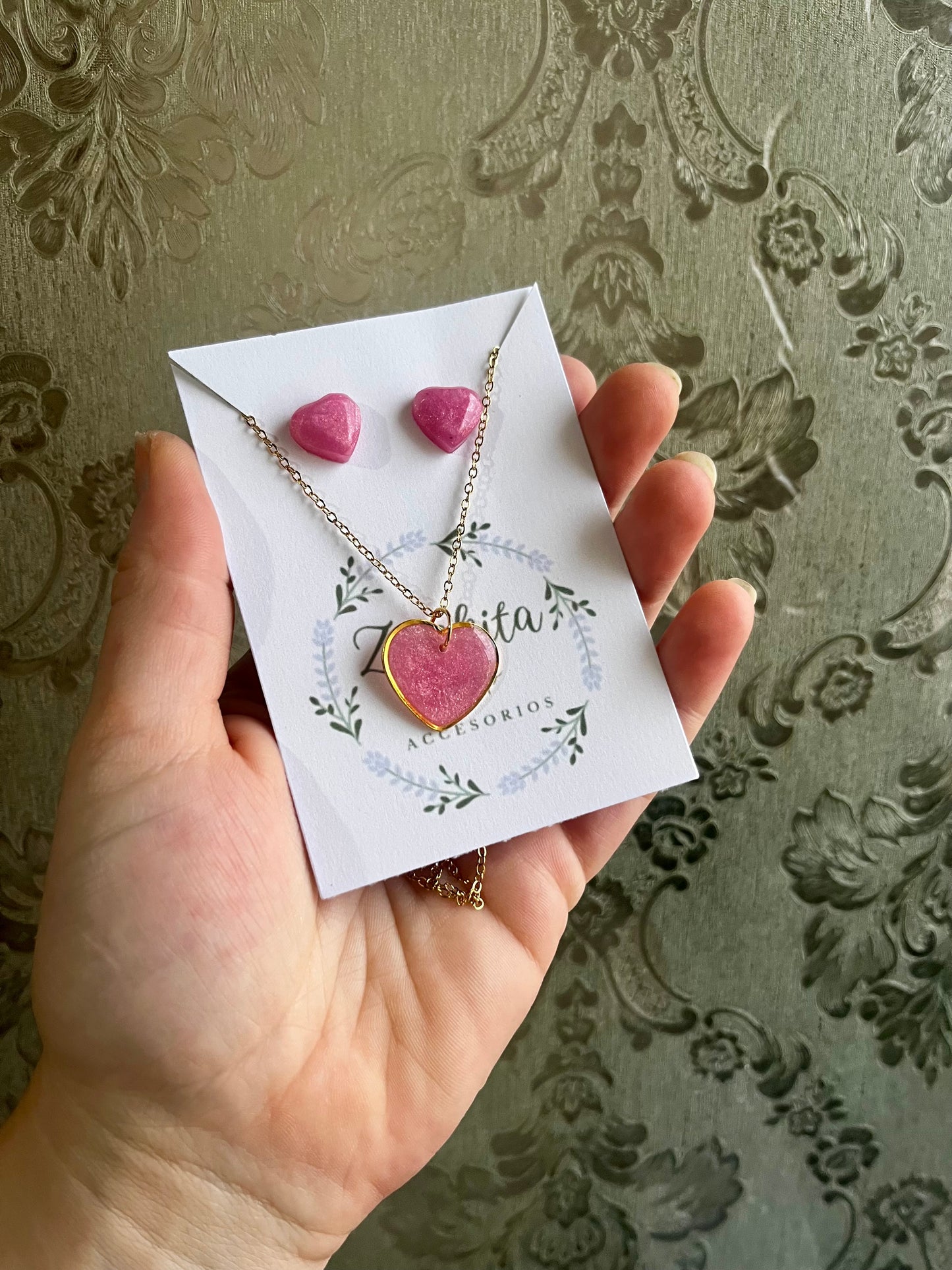 Conjunto de pendientes y colgante de resina corazones rosas