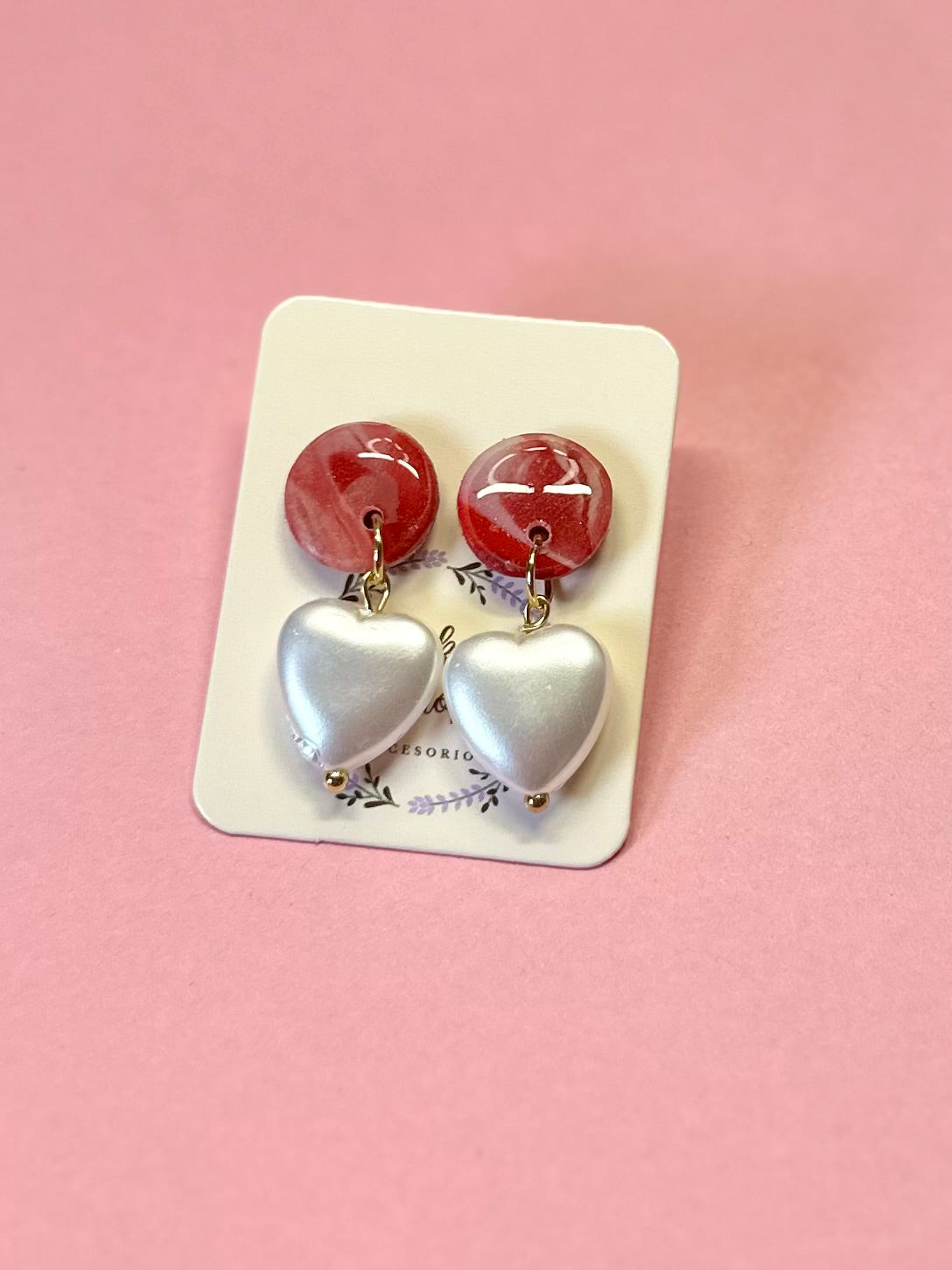 Pendientes rojos y corazón de perla