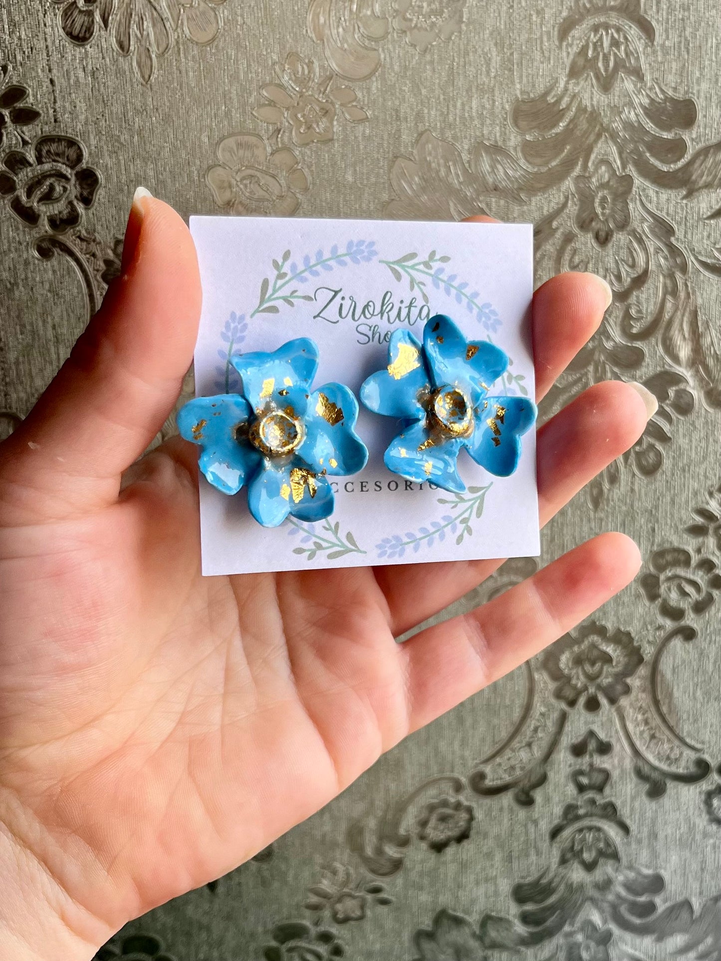 Pendientes elegantes de flores azules y doradas