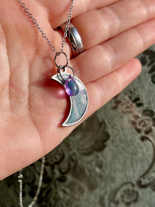 Colgante de Luna de arcilla polimerica encapsulada de la colección mundo mágico