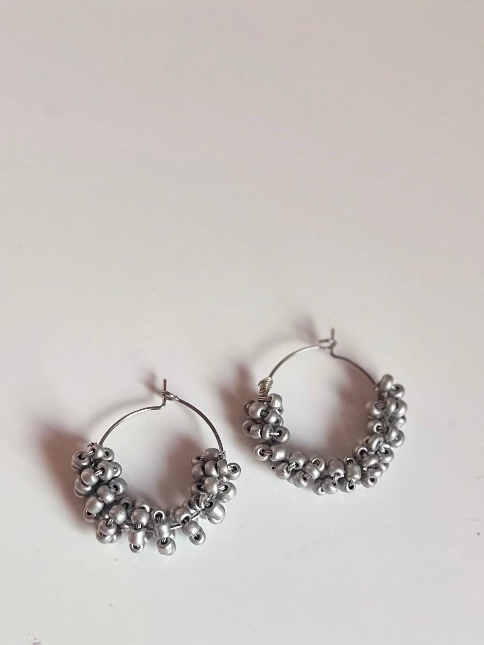 Aros plateados de abalorios.