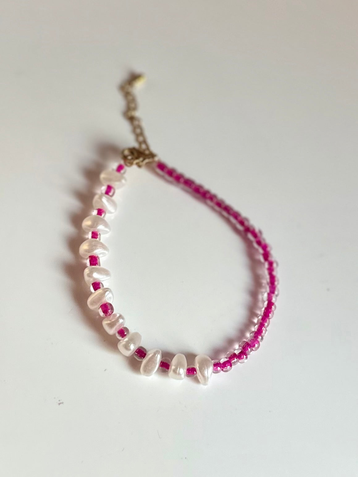 Pulseras de piedras blancas perladas y abalorios.