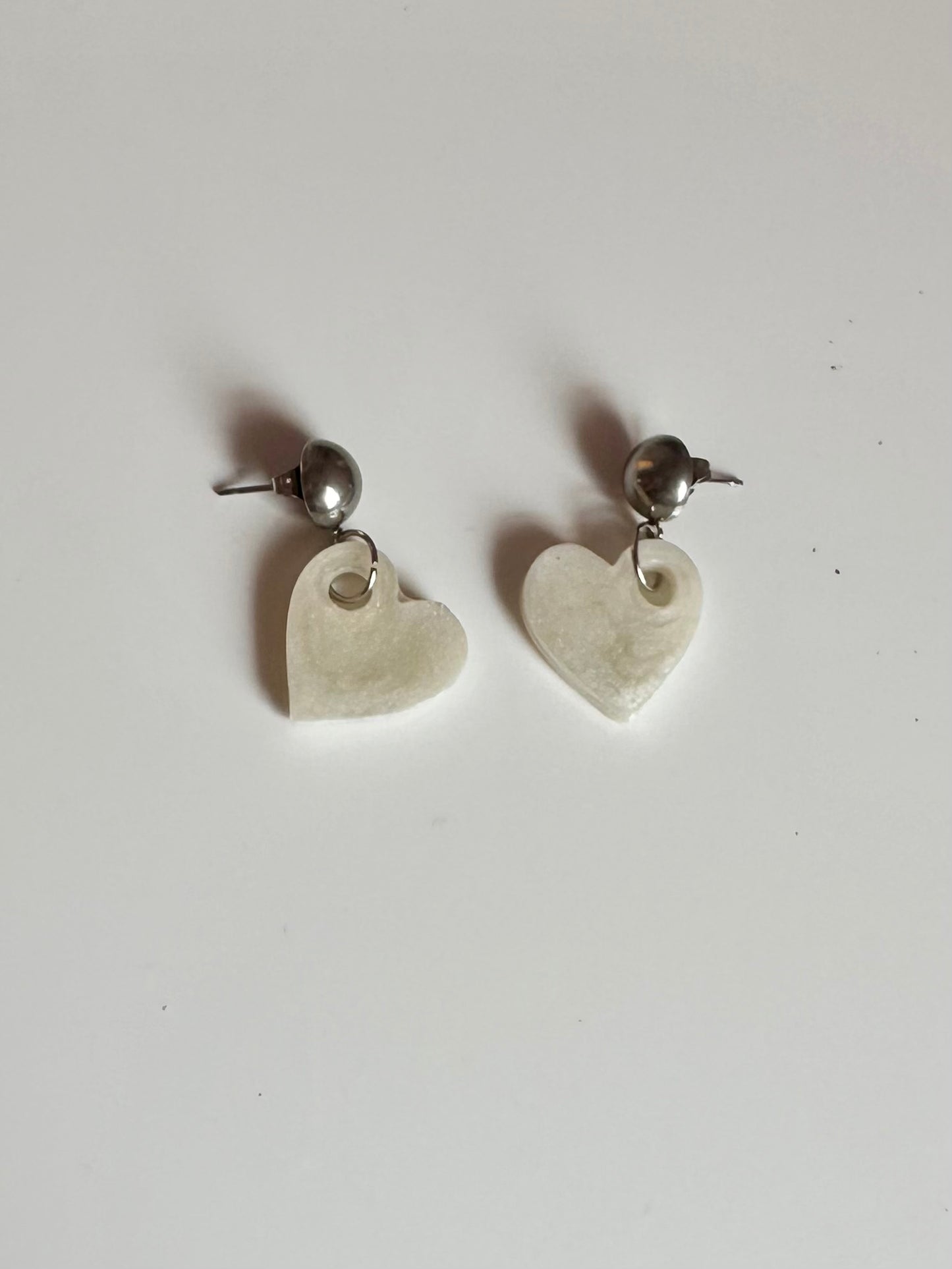 Pendientes de corazón de resina.