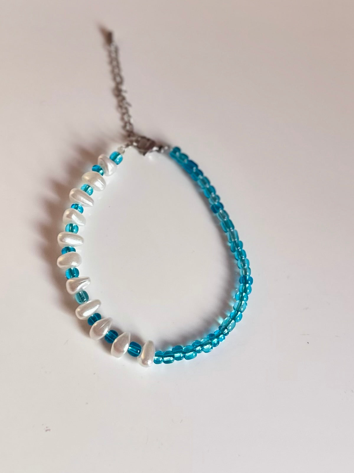 Pulseras de piedras blancas perladas y abalorios.