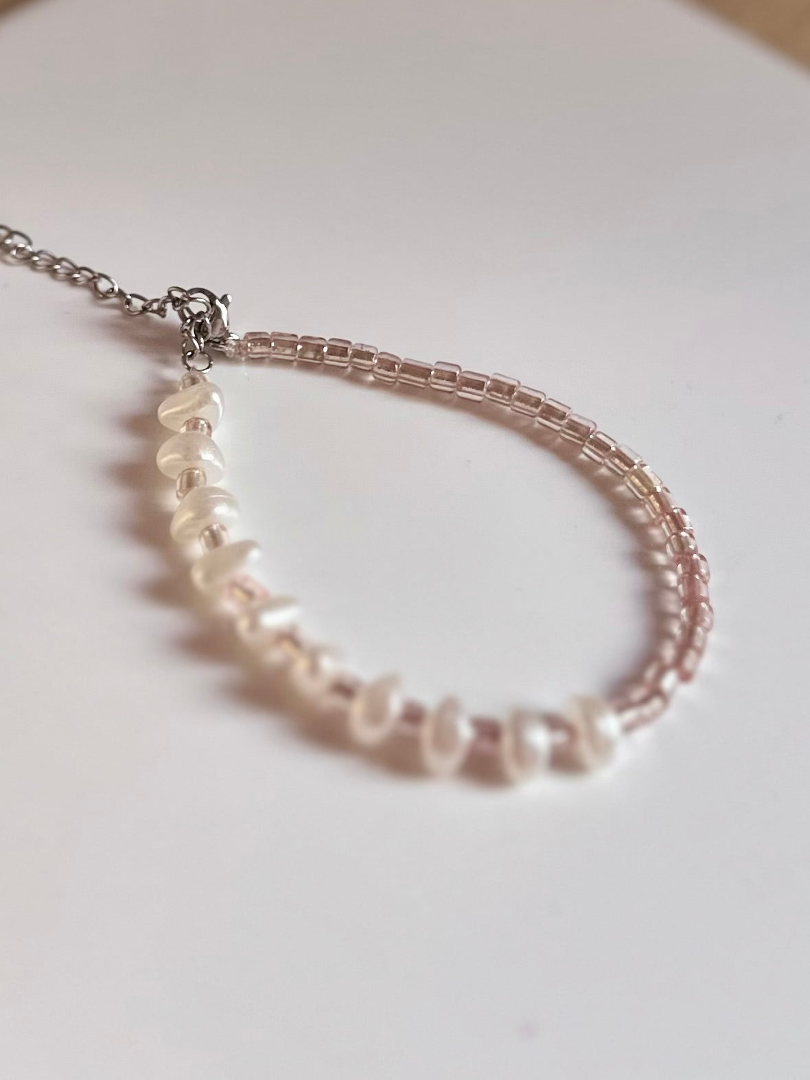 Pulseras de piedras blancas perladas y abalorios.