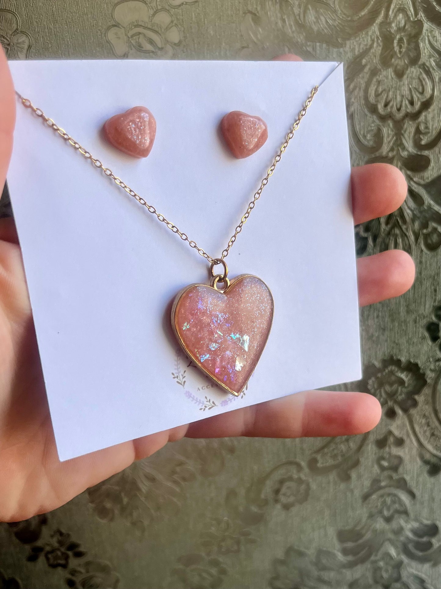 Conjunto de pendientes y medallón de resina en dorado y rosa