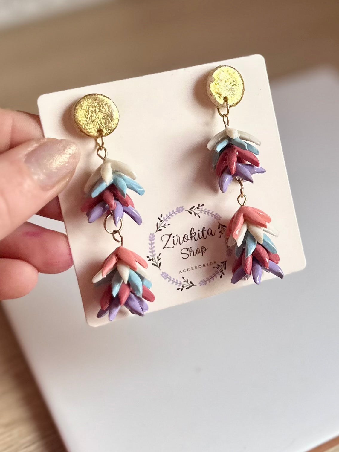 Pendientes de flores colgando