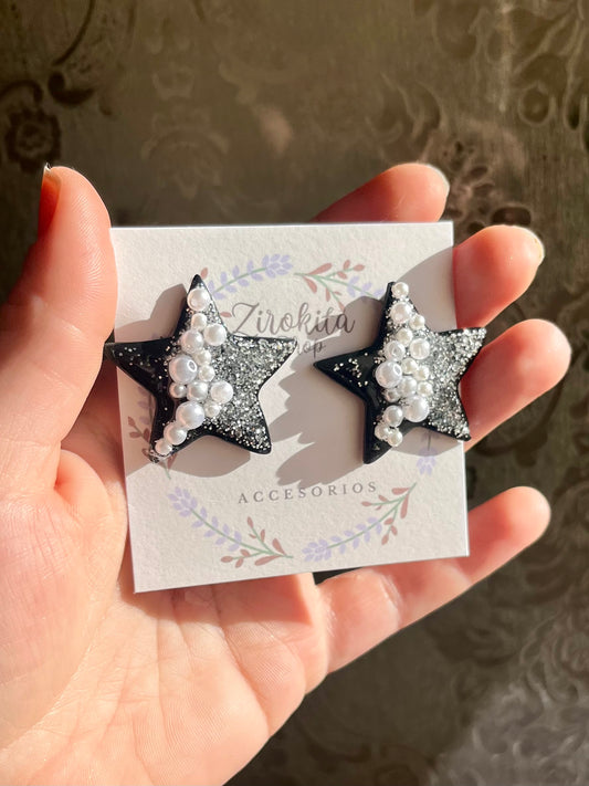 Lindos pendientes de estrellas negras y plateadas con detalles de perlas