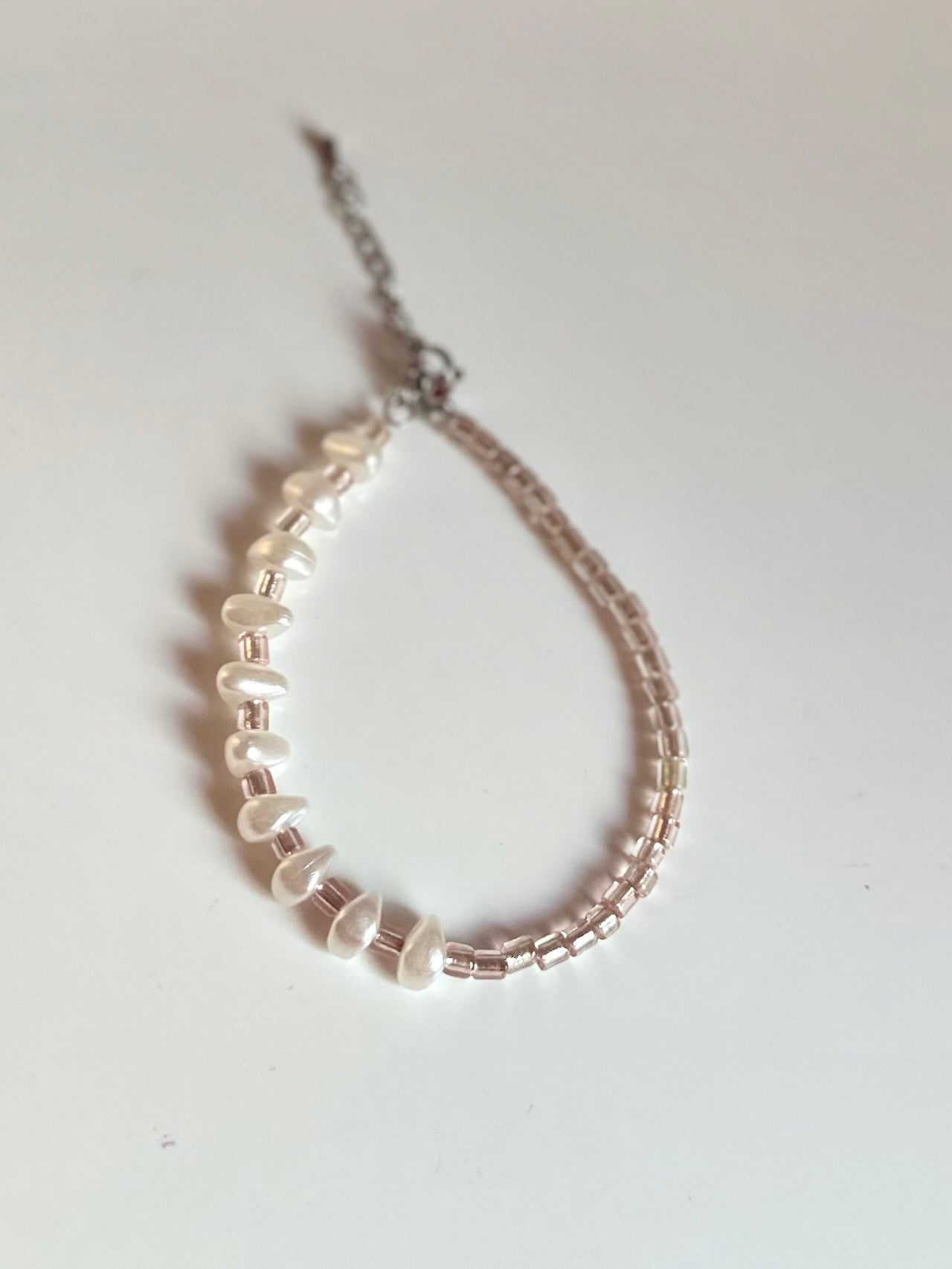 Pulseras de piedras blancas perladas y abalorios.