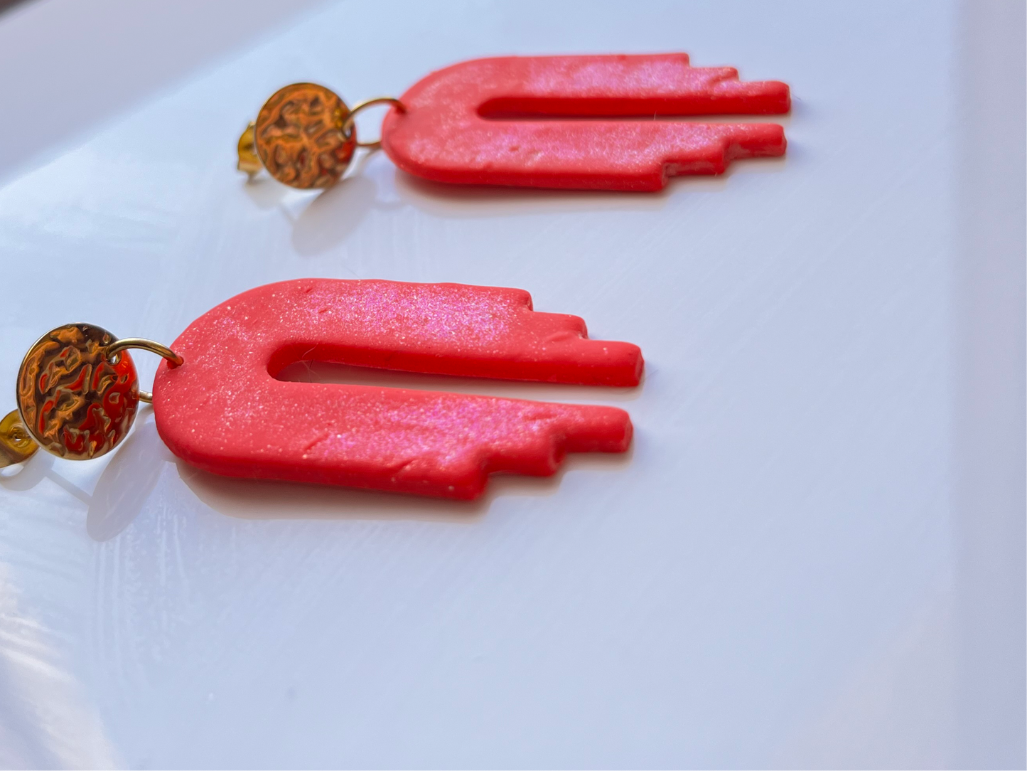 Pendientes de arcilla  polimerica en rosa y accesorios dorado de acero inoxidable.