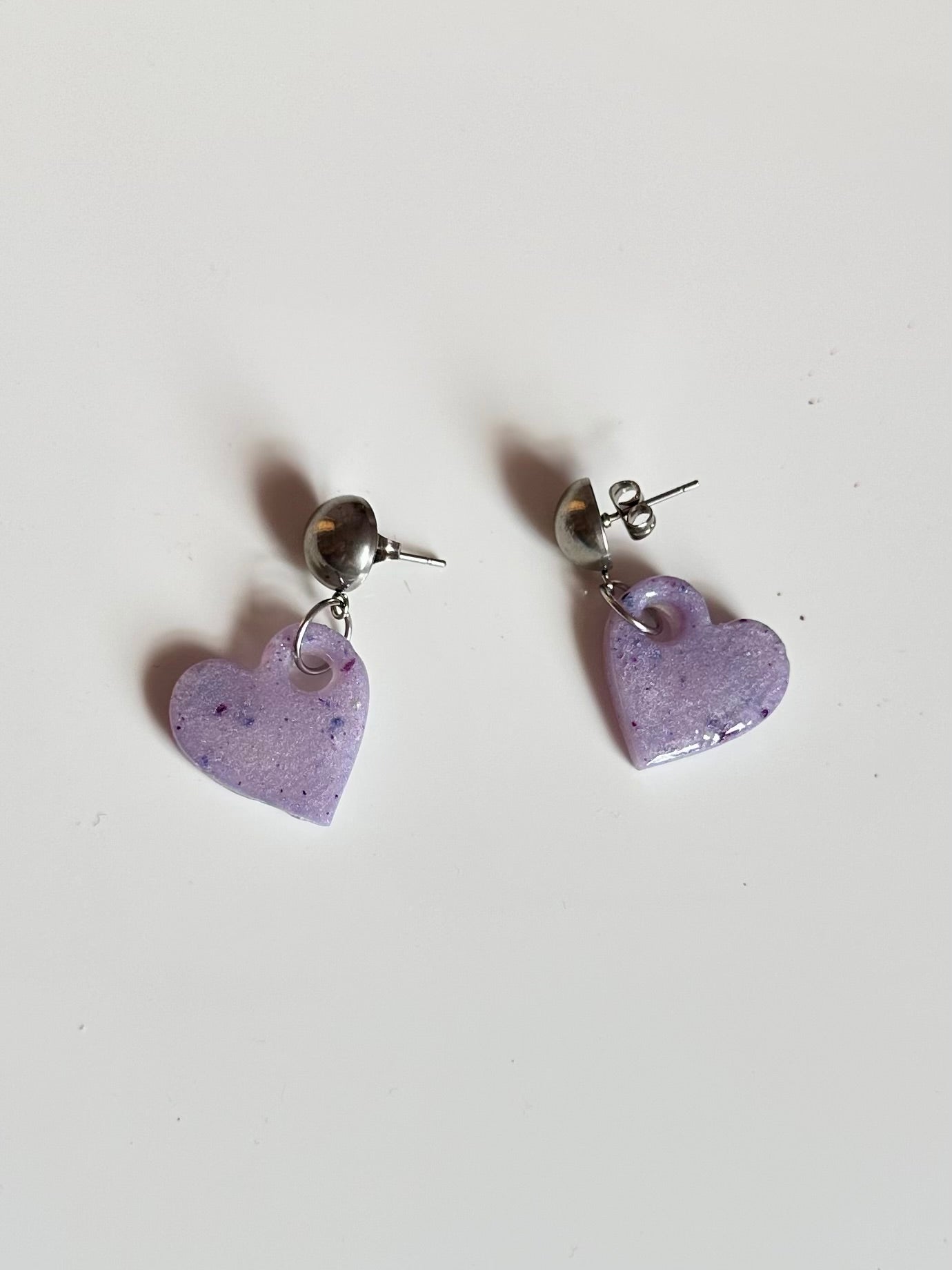 Pendientes de corazón de resina.