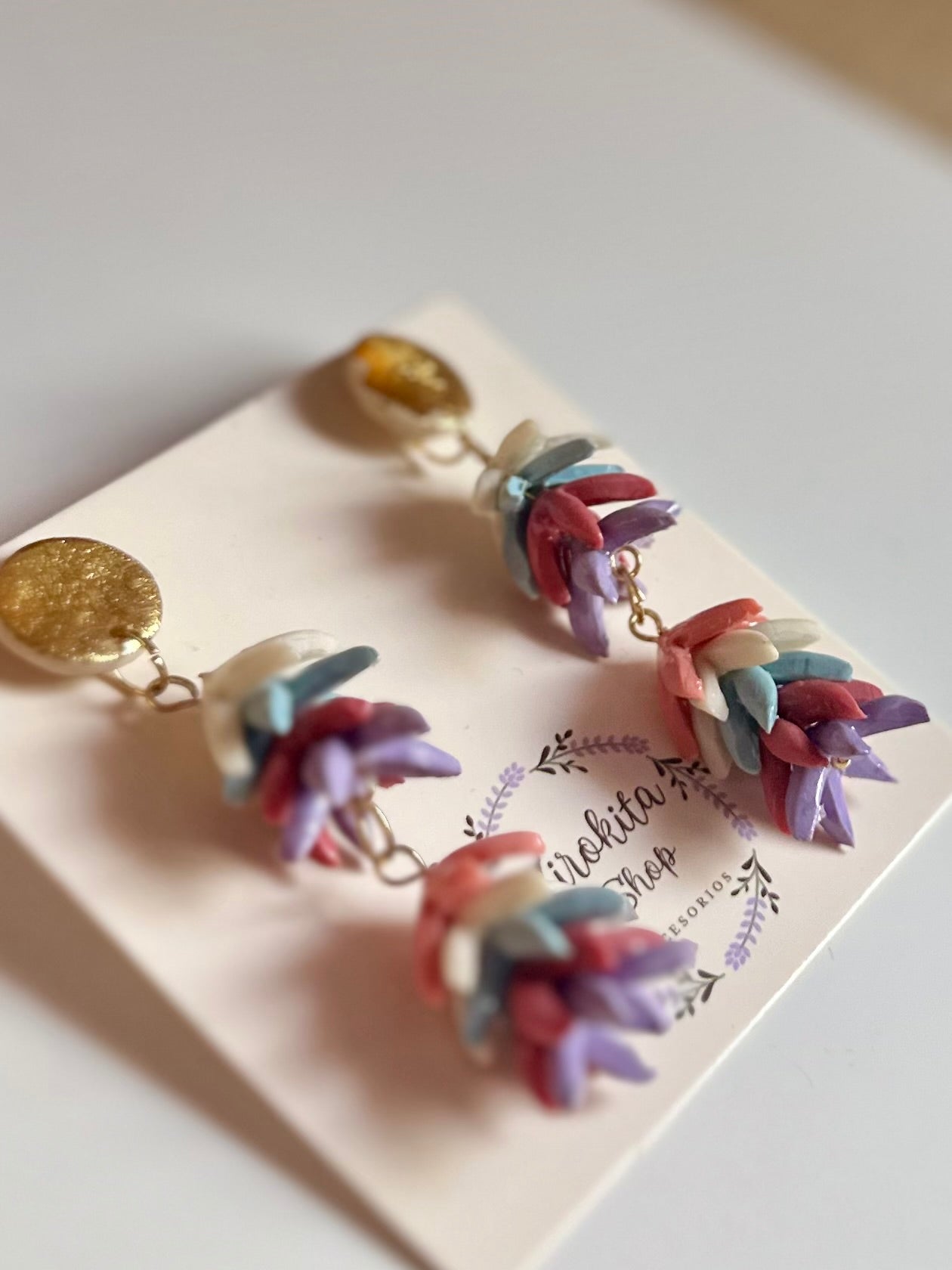 Pendientes de flores colgando
