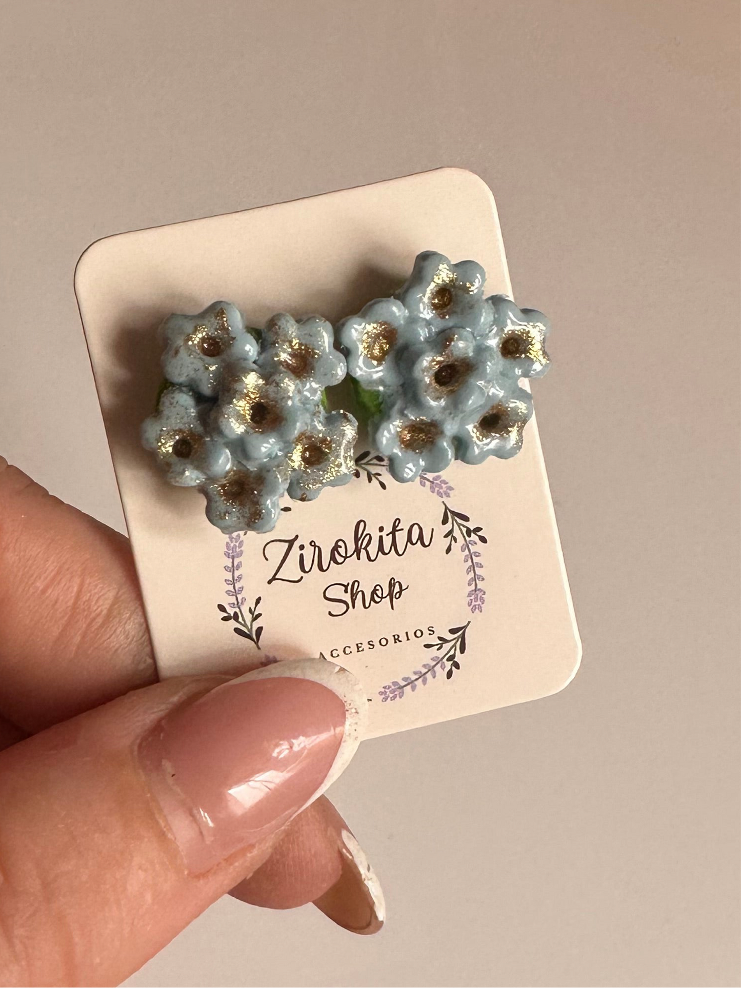 Pendientes  de flores del mundo en azul y dorado.