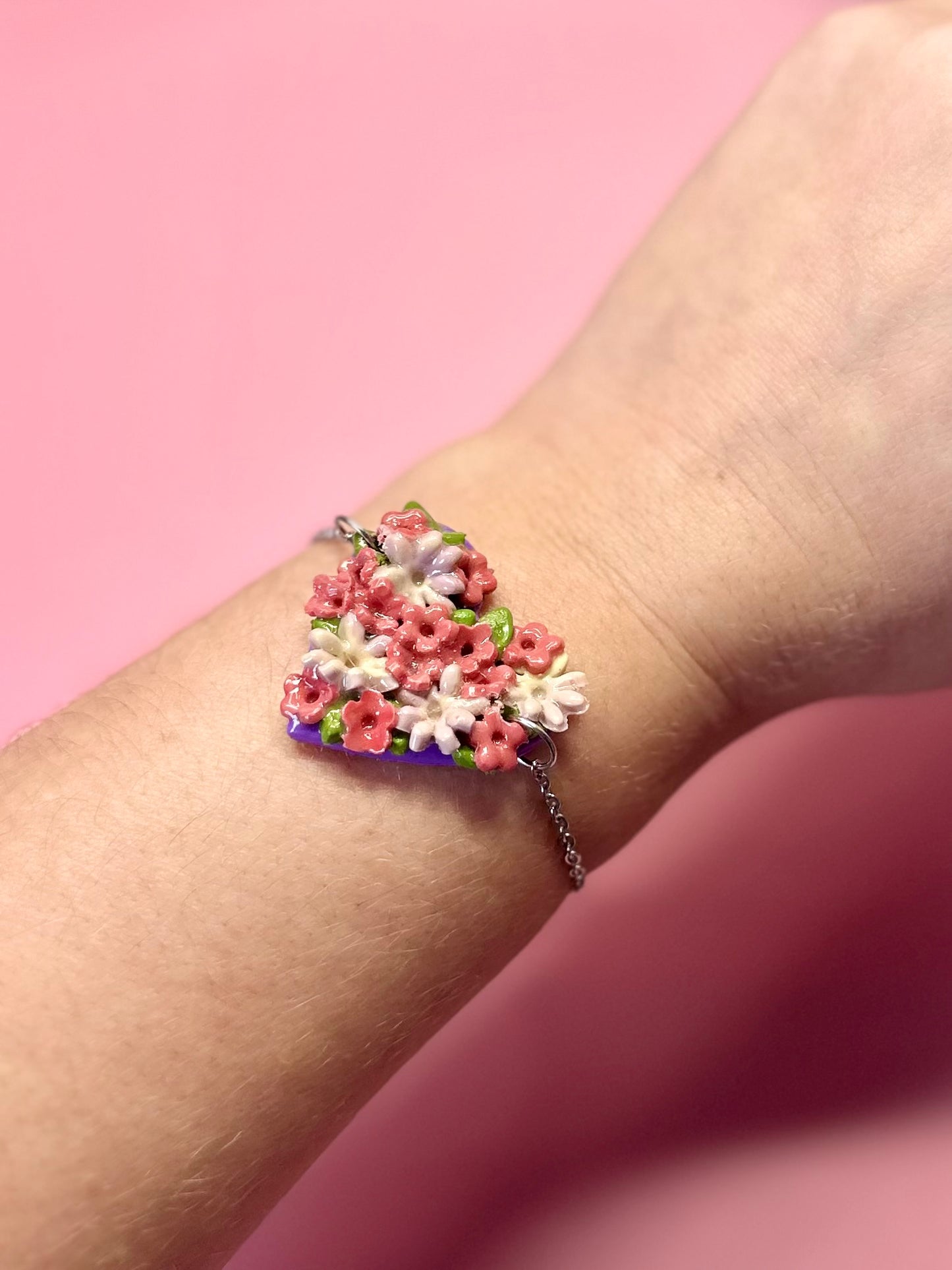 Pulsera “CORAZON DE AMOR” con cadena plateada