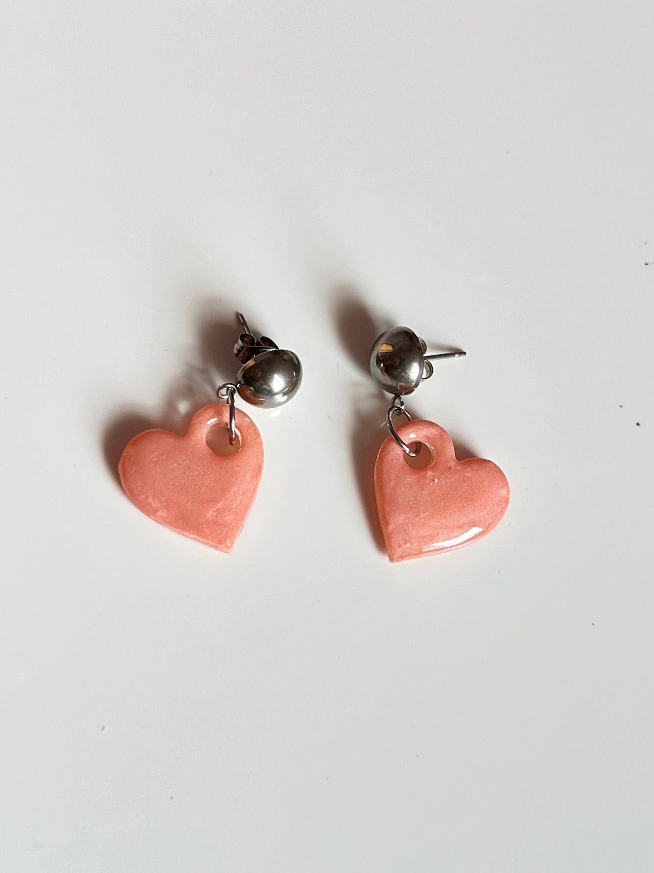 Pendientes de corazón de resina.