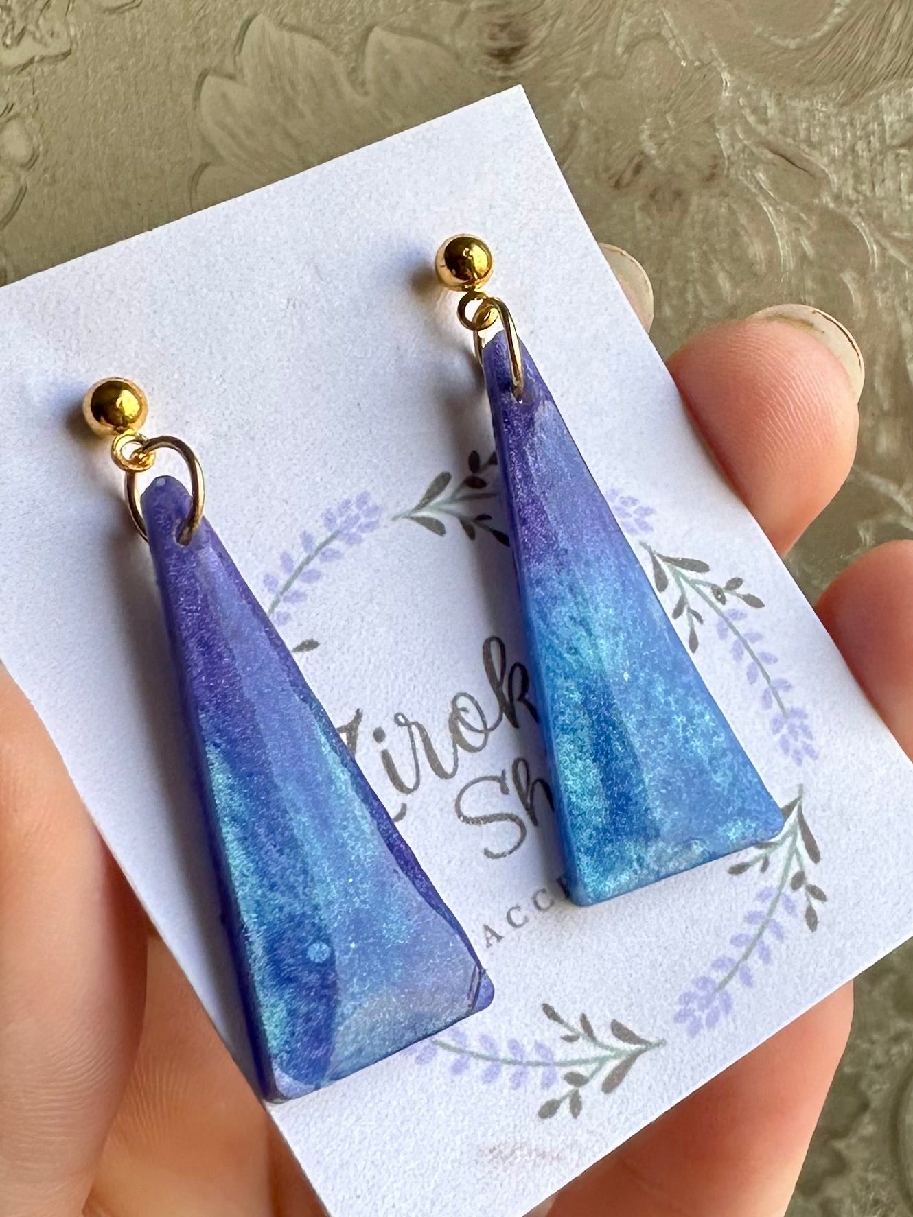 Pendientes geométricos de resina con colores degradados.