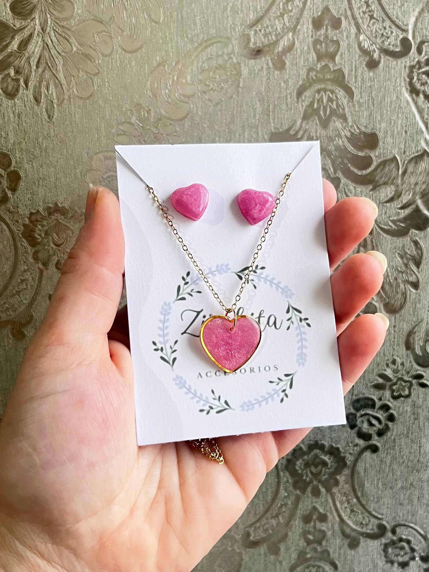 Conjunto de pendientes y colgante de resina corazones rosas