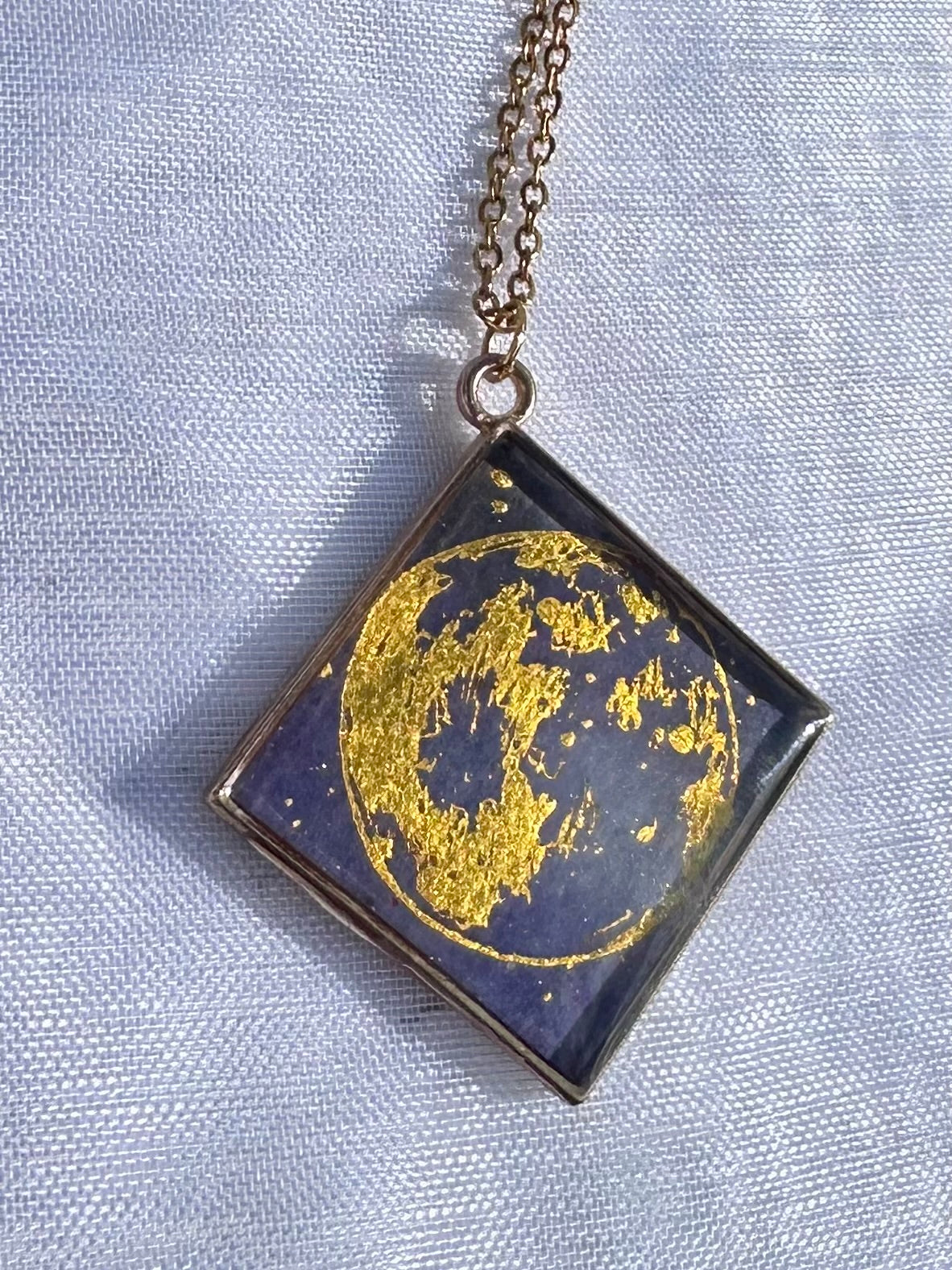 Medallón de la colección cuéntame un cuento “planeta gigante”