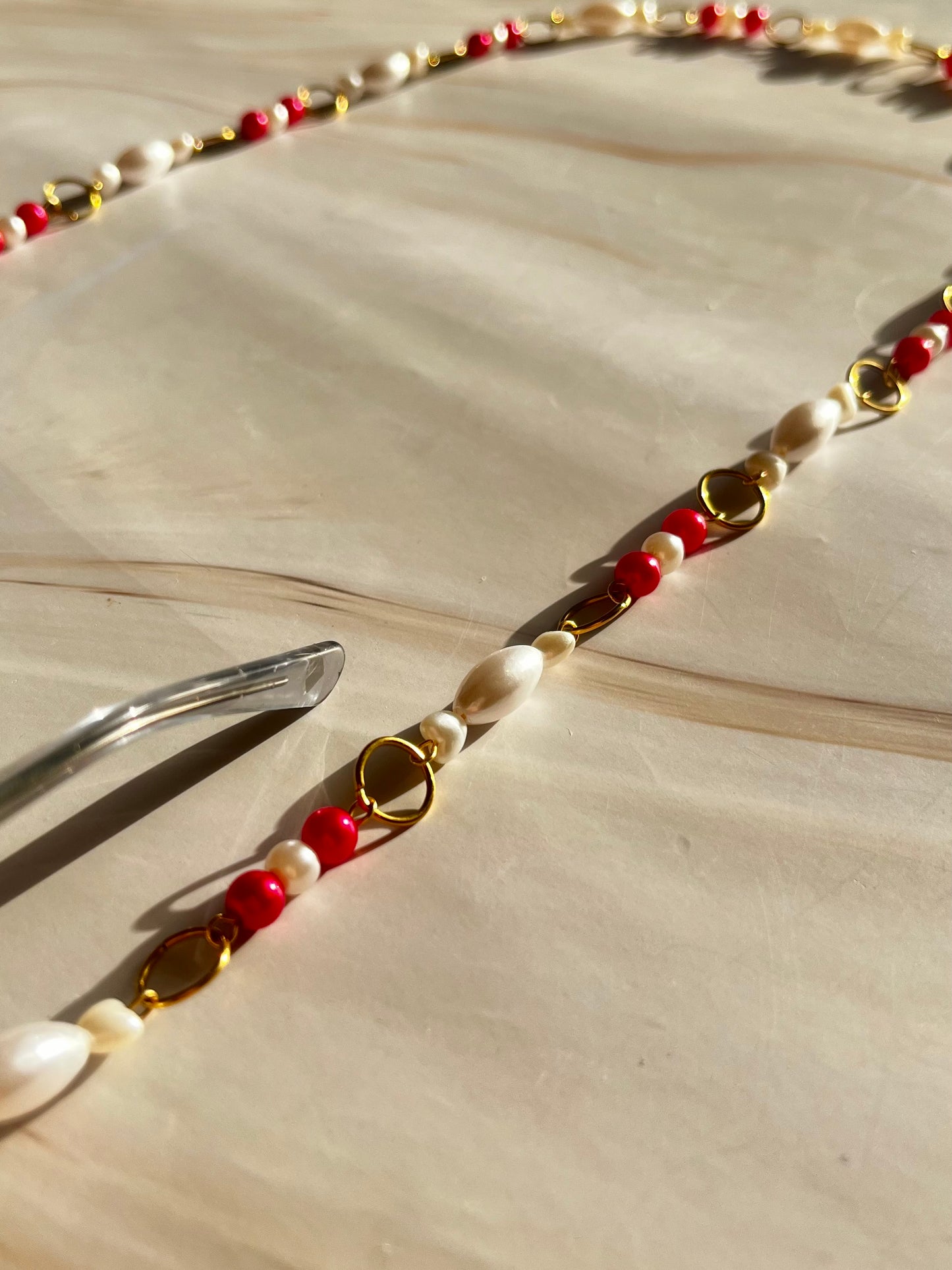 Cadena para gafas con cuentas y perlas rojas y blancas