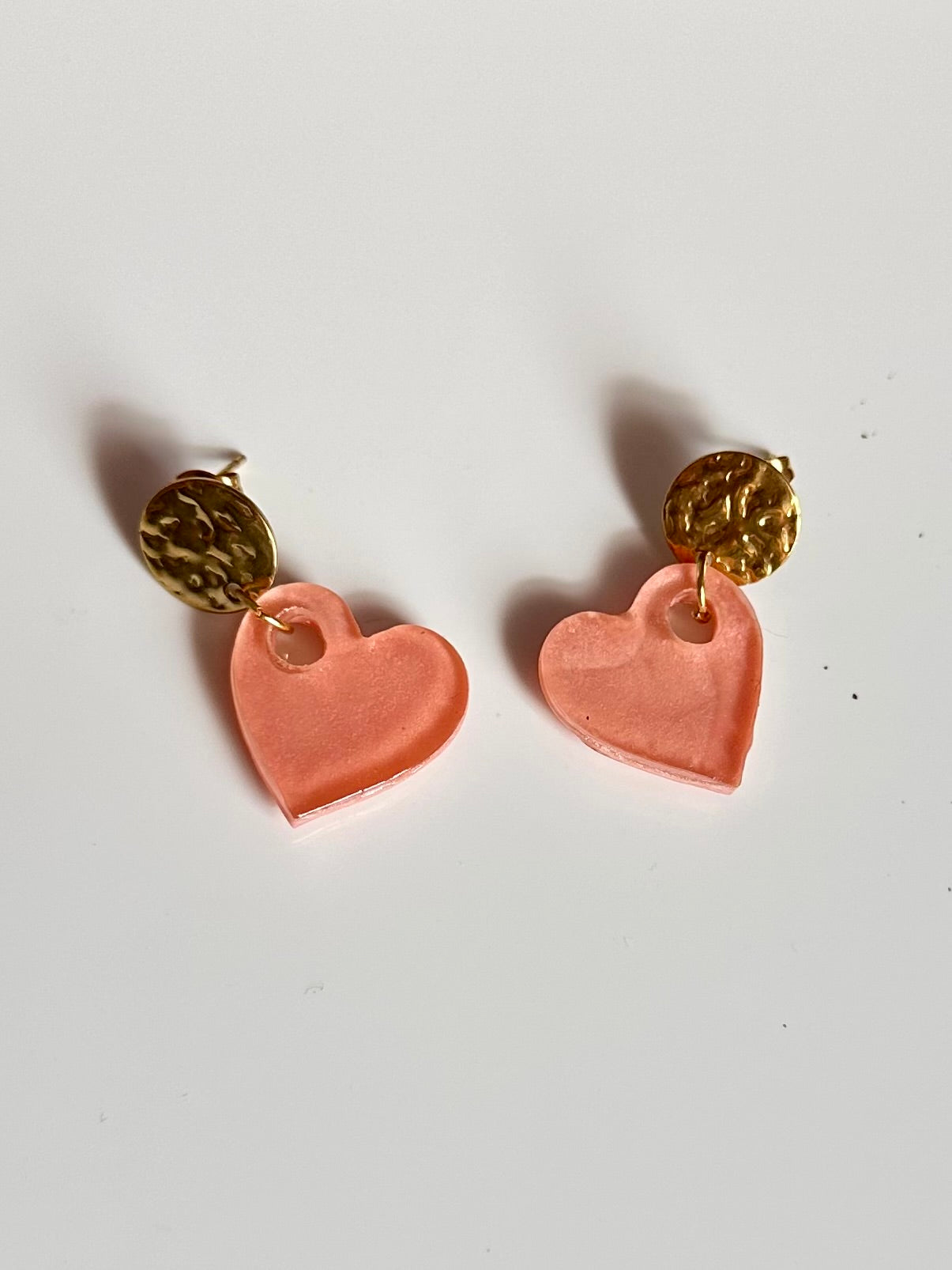 Pendientes de corazón de resina.