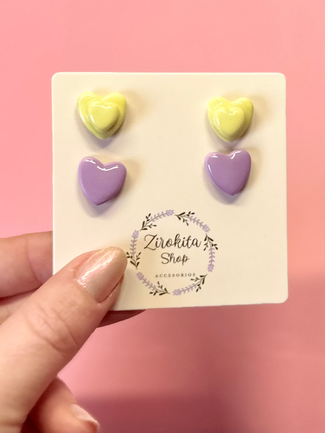 Pack de dos pendientes de corazón lila y amarillo