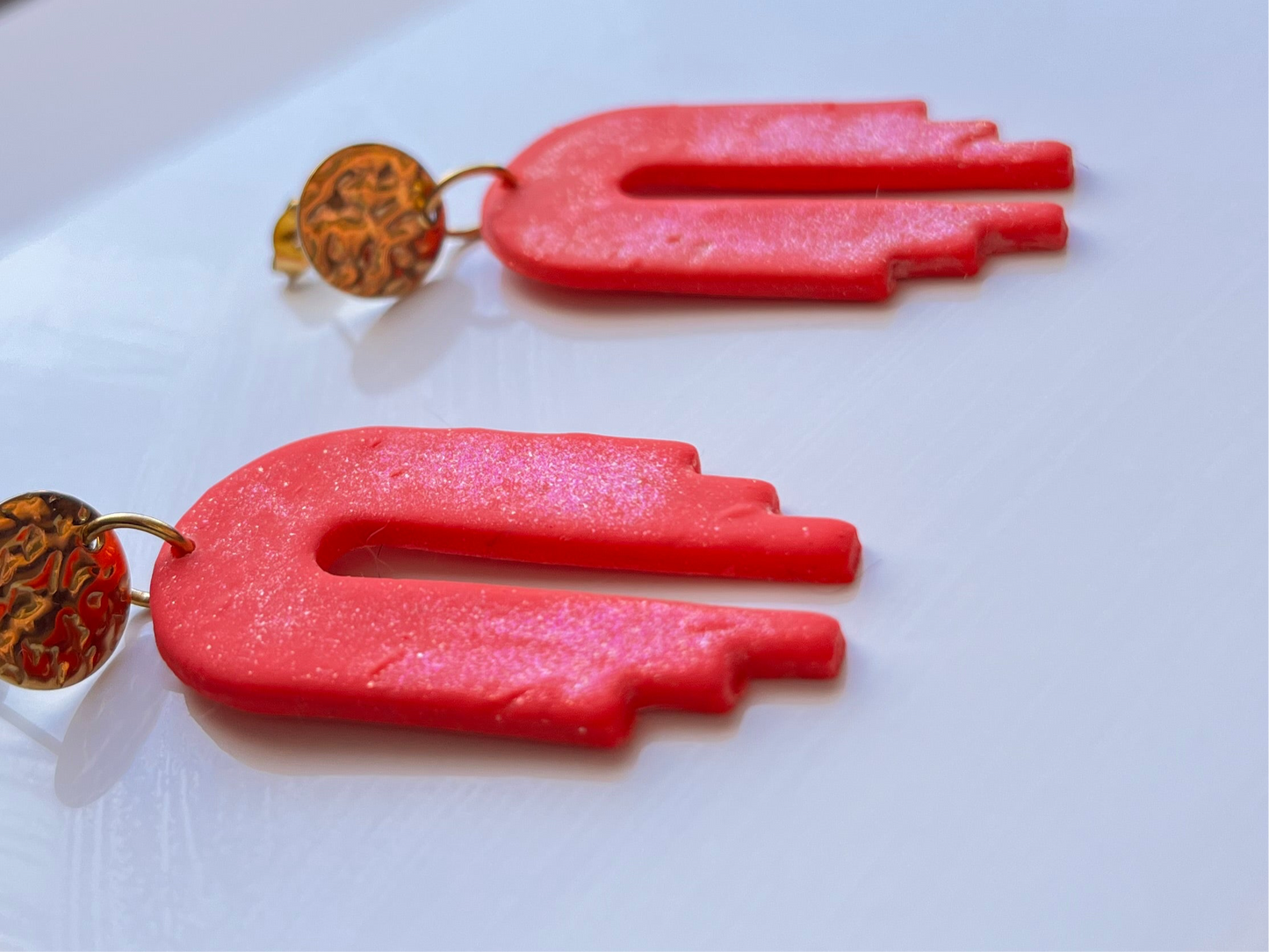 Pendientes de arcilla  polimerica en rosa y accesorios dorado de acero inoxidable.