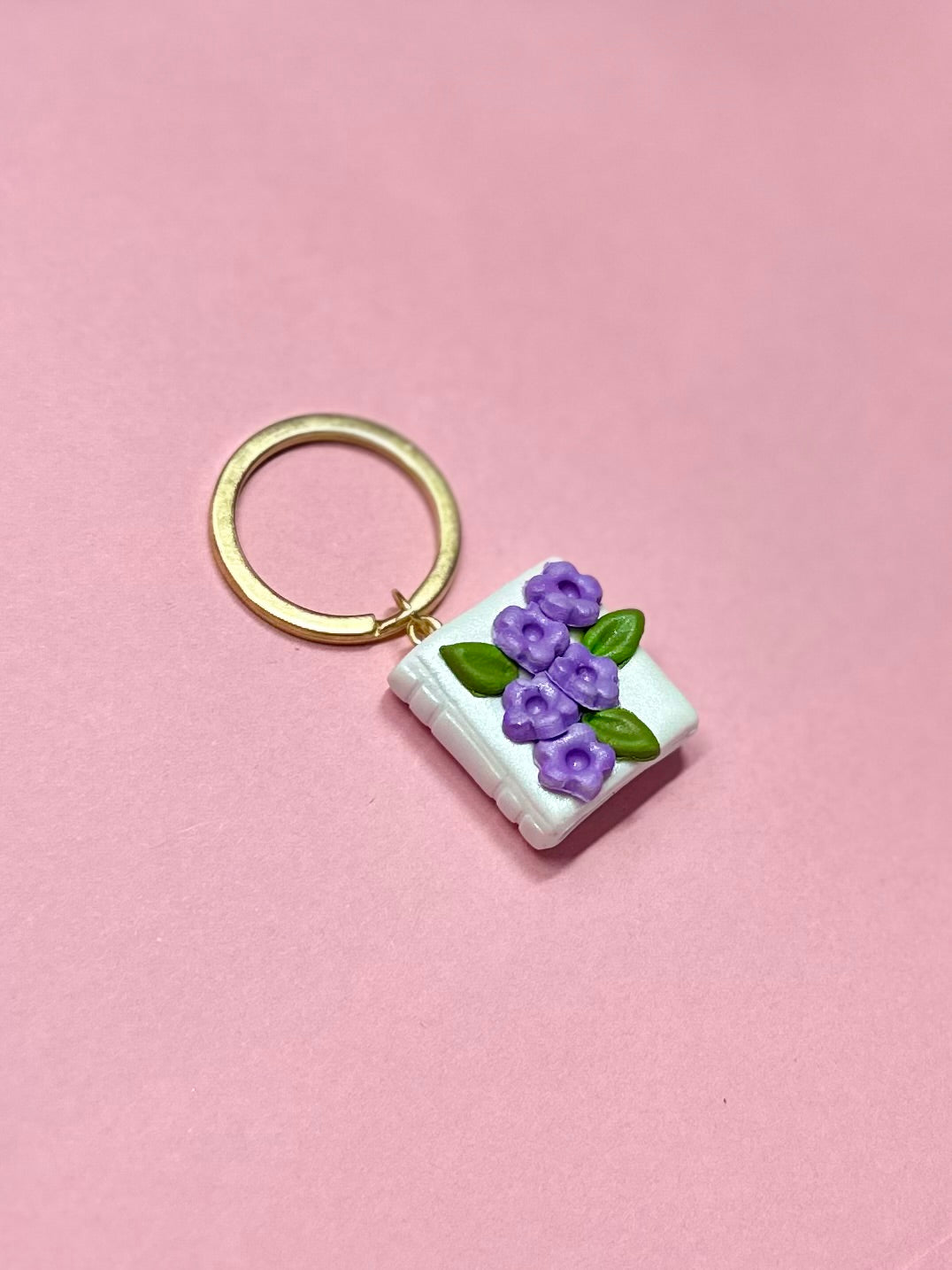 Llavero de libro blanco y flores lilas