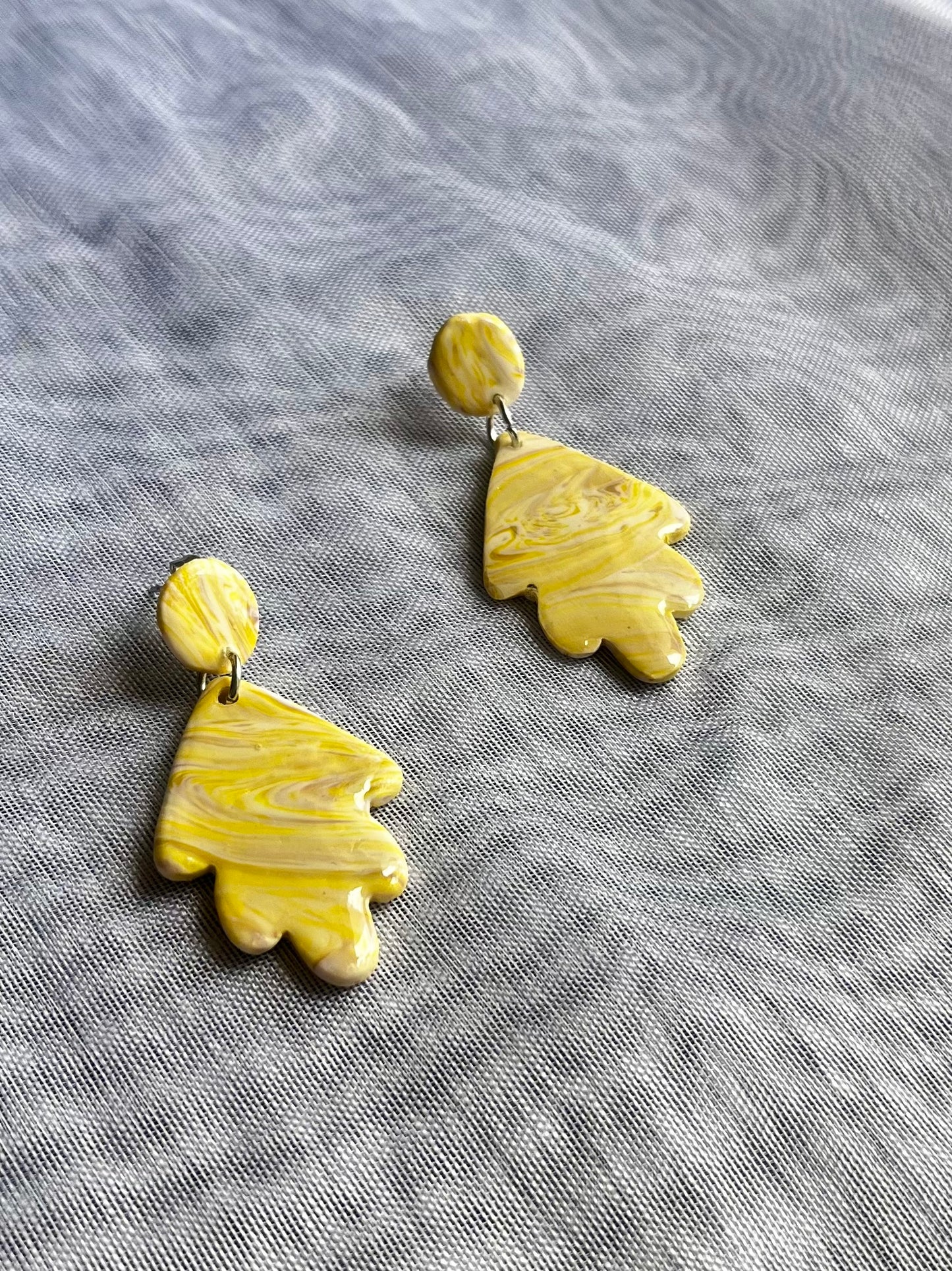 Pendientes de estampado en amarillo.