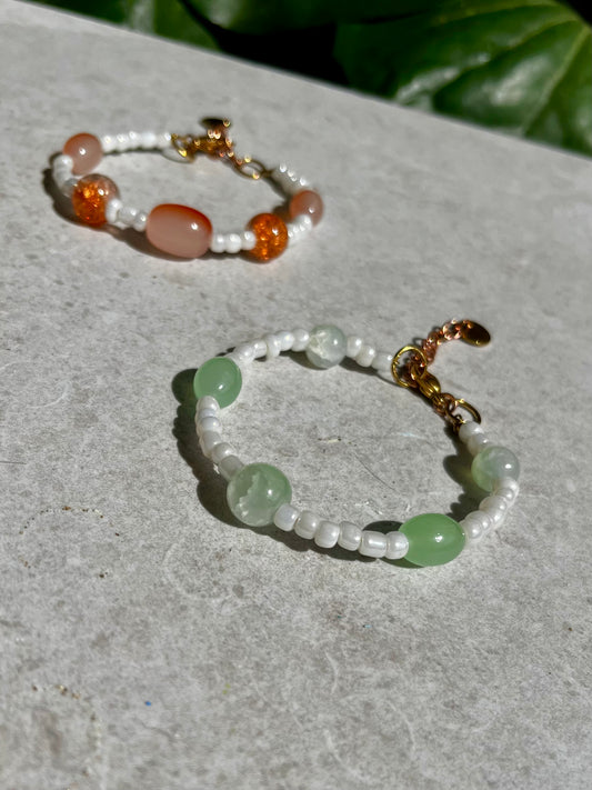 Pulsera de abalorios en blanco disponible en verde o en naranja.