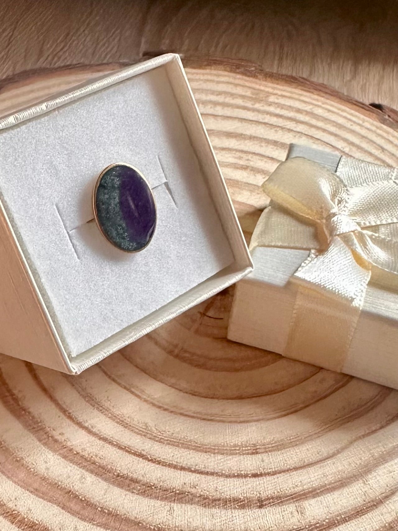 Anillo verde y morado en dorado
