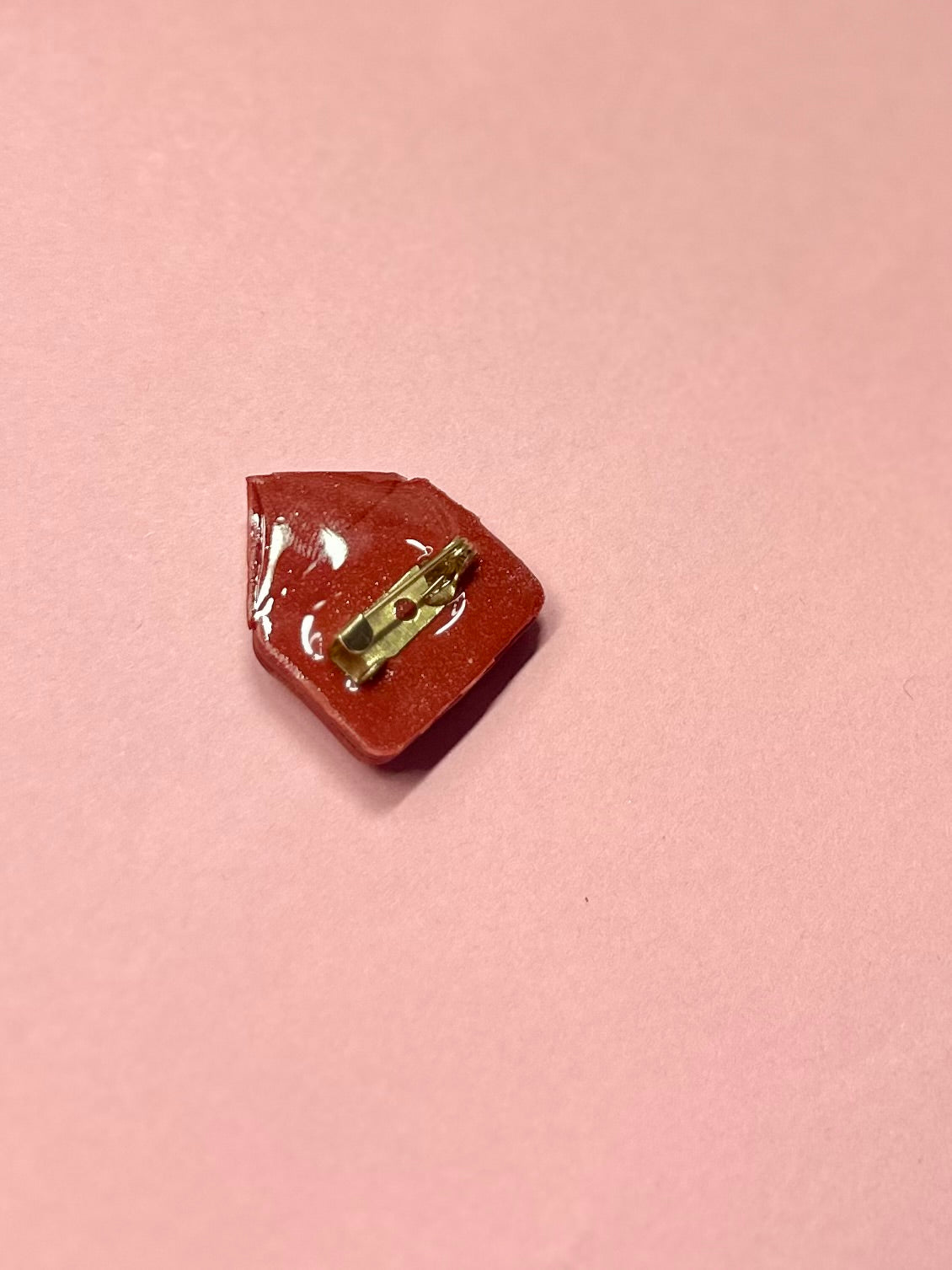 Broche de sobre rojo y flores blancas