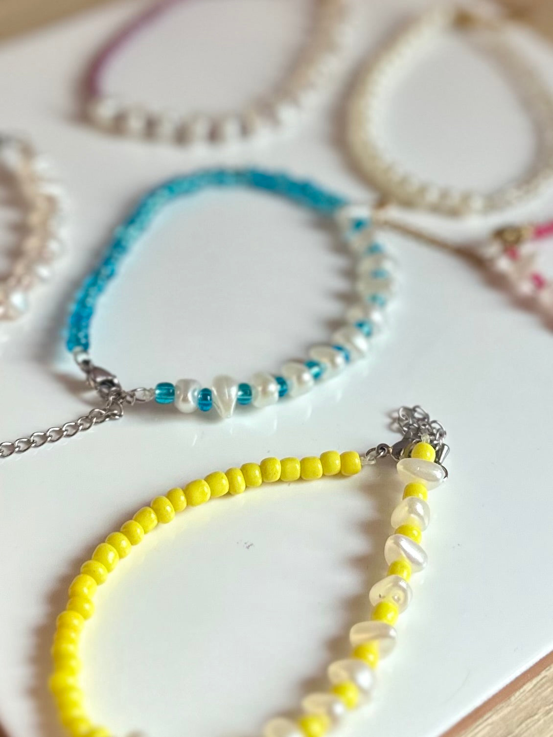 Pulseras de piedras blancas perladas y abalorios.