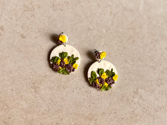 Pendientes primaverales de apliques florales  en forma de círculo