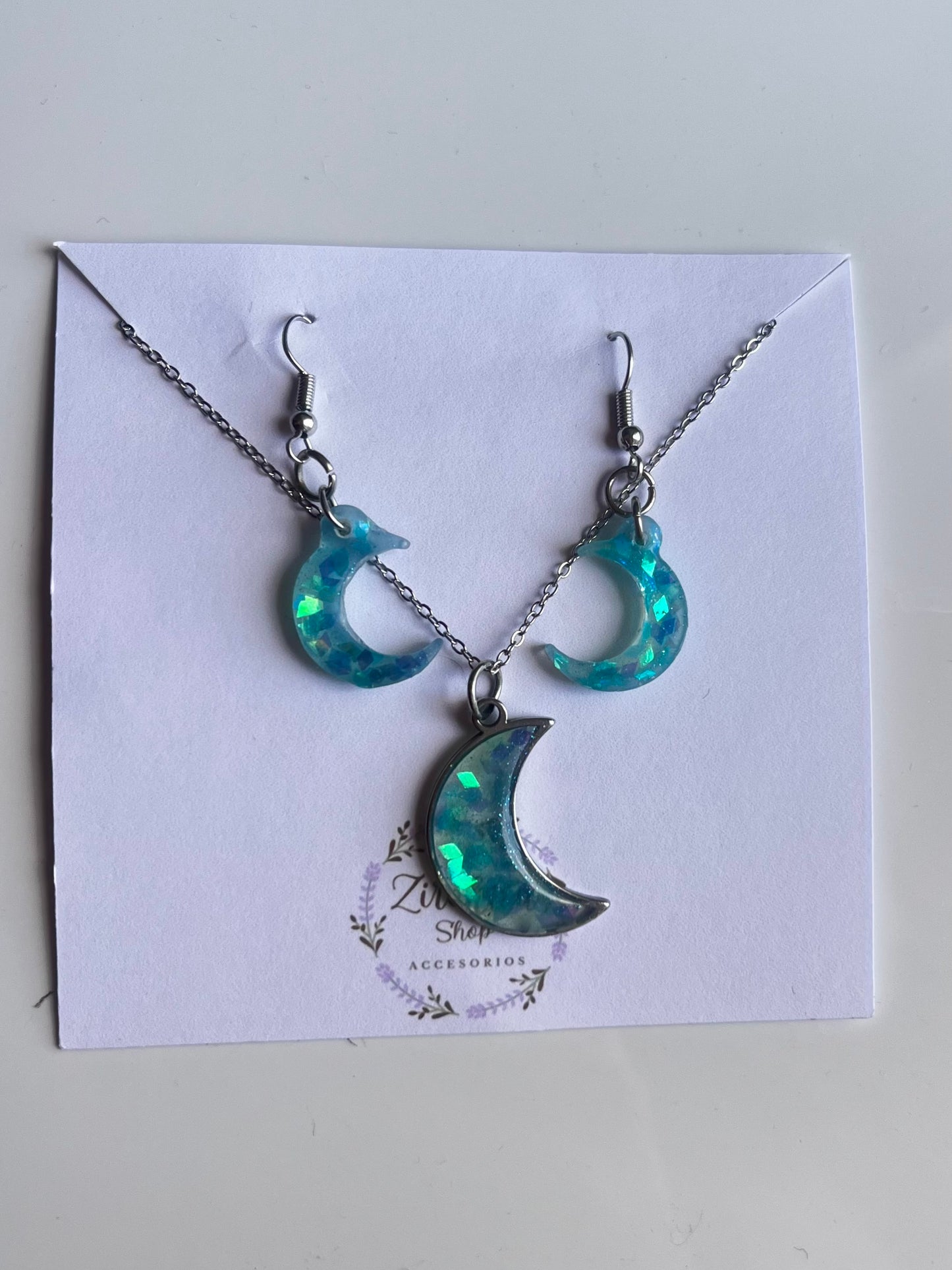 Conjunto de pendientes y collar de resina lunas azules