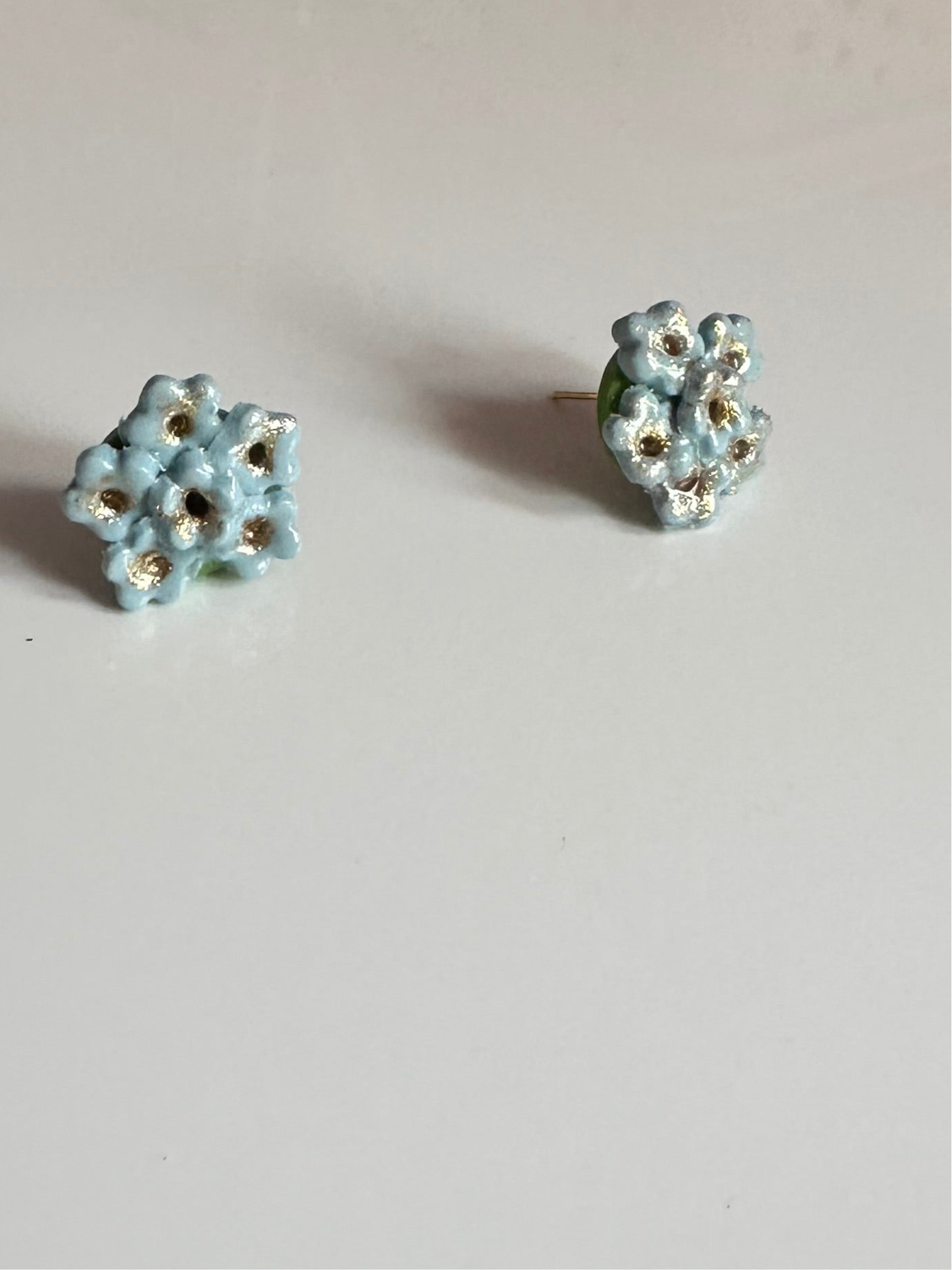 Pendientes  de flores del mundo en azul y dorado.
