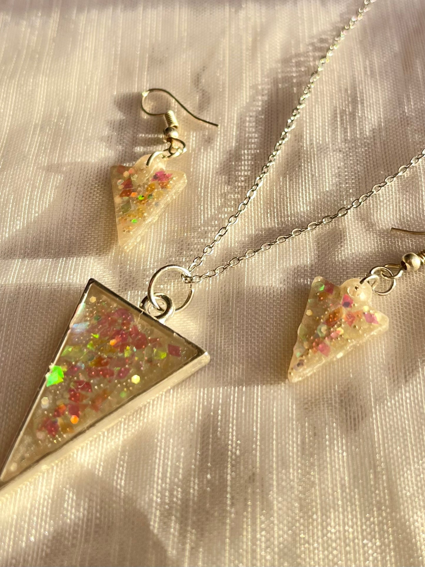 Conjunto de collar y pendientes de resina triangulos plateados brillantes