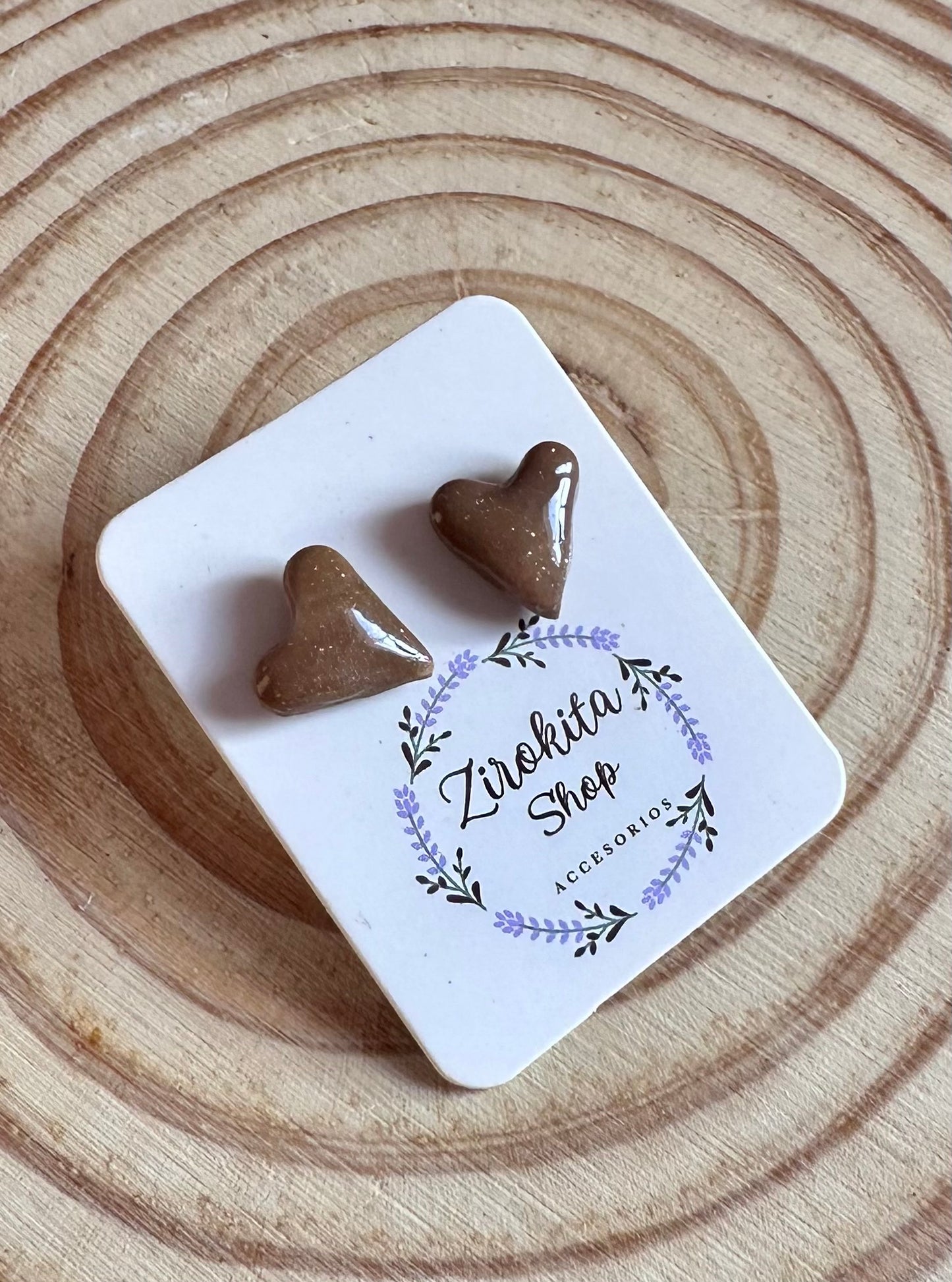 Pendientes pequeños corazón marrón.