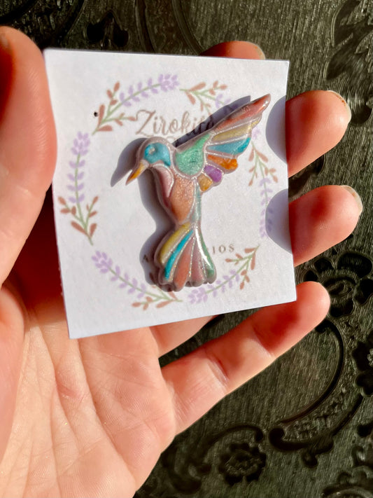 Pin de gorrión de colores de arcilla polimerica de la colección mundo mágico