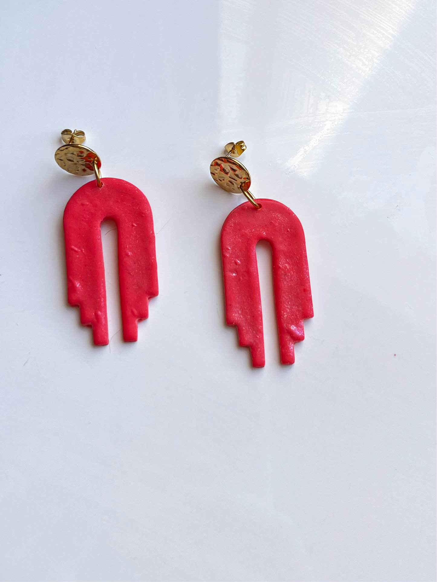 Pendientes de arcilla  polimerica en rosa y accesorios dorado de acero inoxidable.
