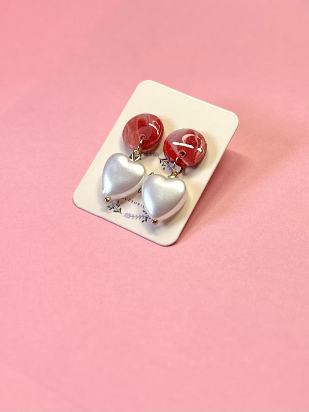 Pendientes rojos y corazón de perla