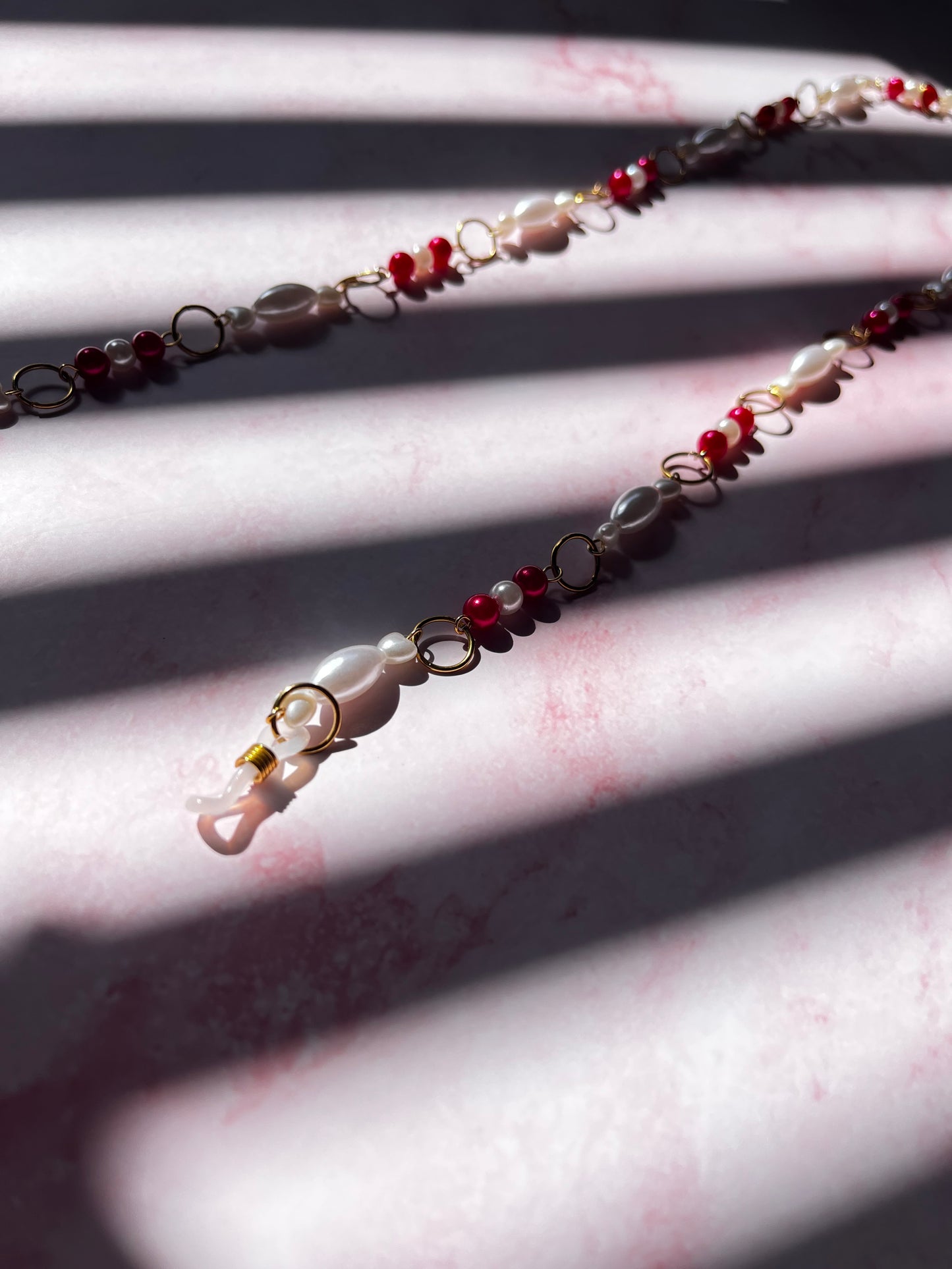 Cadena para gafas con cuentas y perlas rojas y blancas