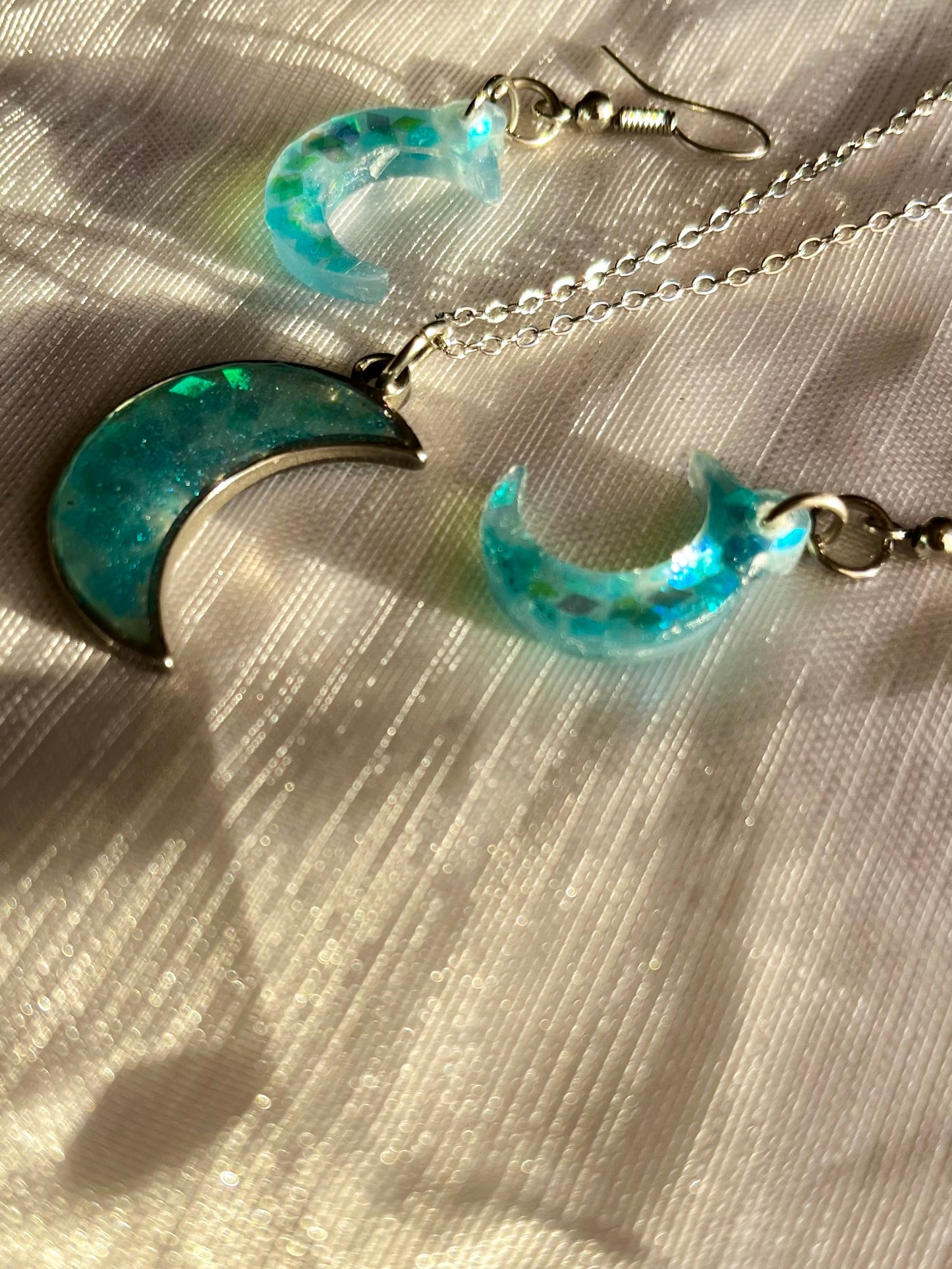 Conjunto de pendientes y collar de resina lunas azules