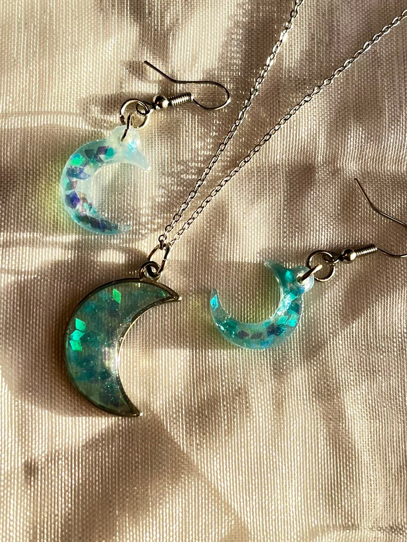 Conjunto de pendientes y collar de resina lunas azules