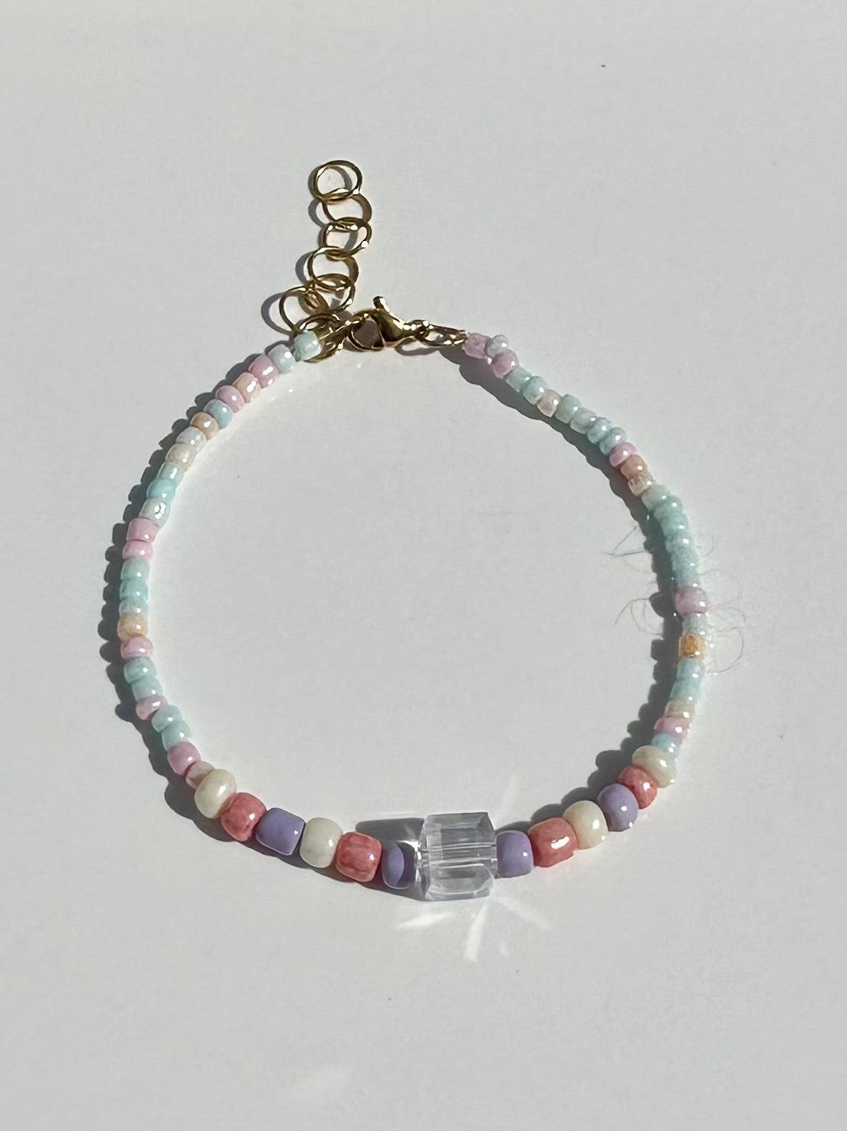 Pulsera de abalorios de colores y cristal cuadrado.