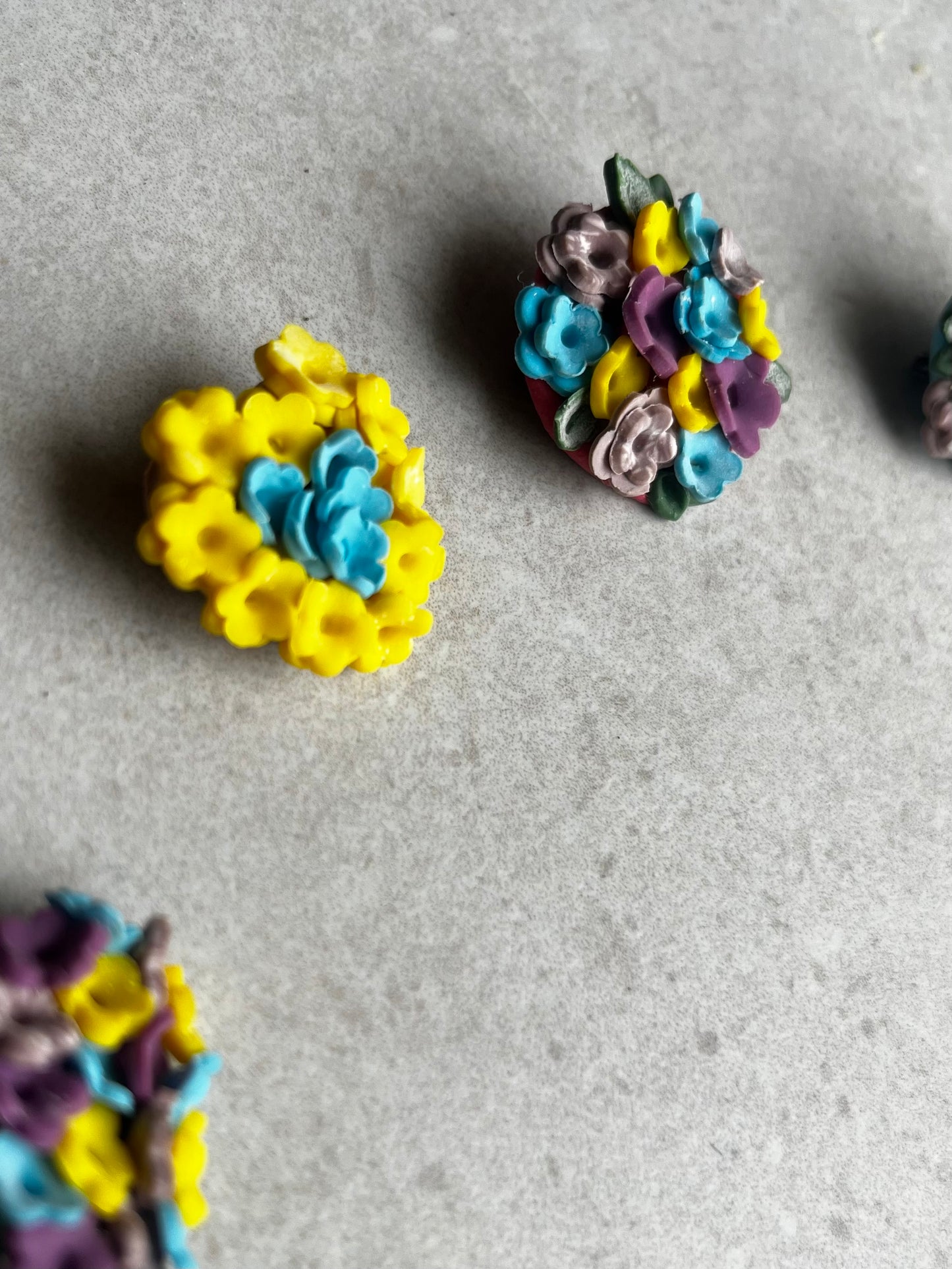 Broches de flores de arcilla polimerica