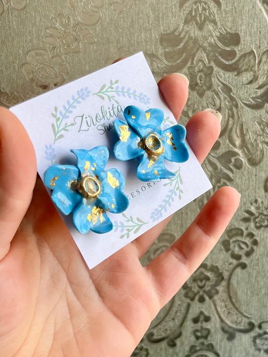 Pendientes elegantes de flores azules y doradas