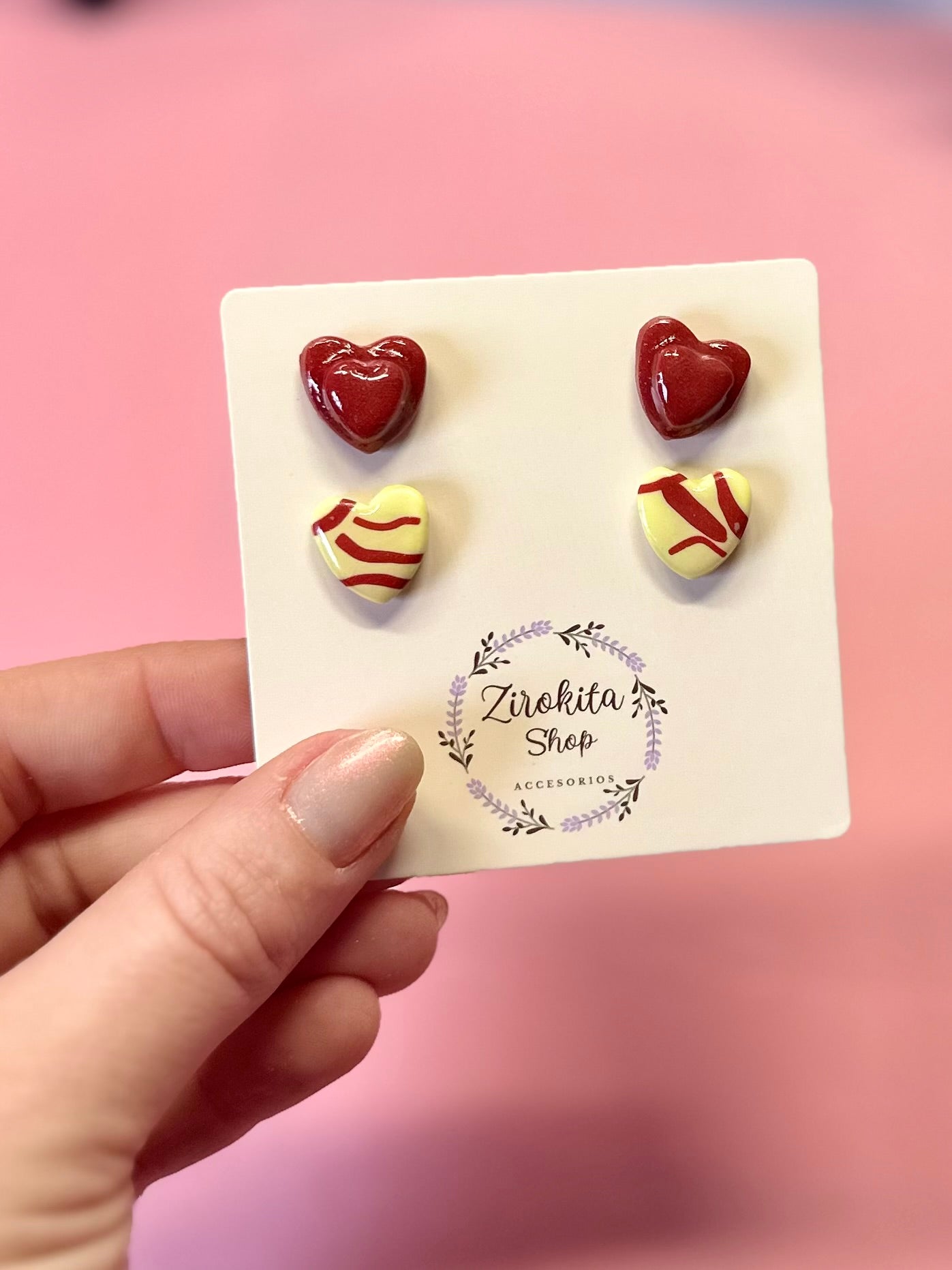 Pack de dos pendientes de corazón rojo y estampado amarillo